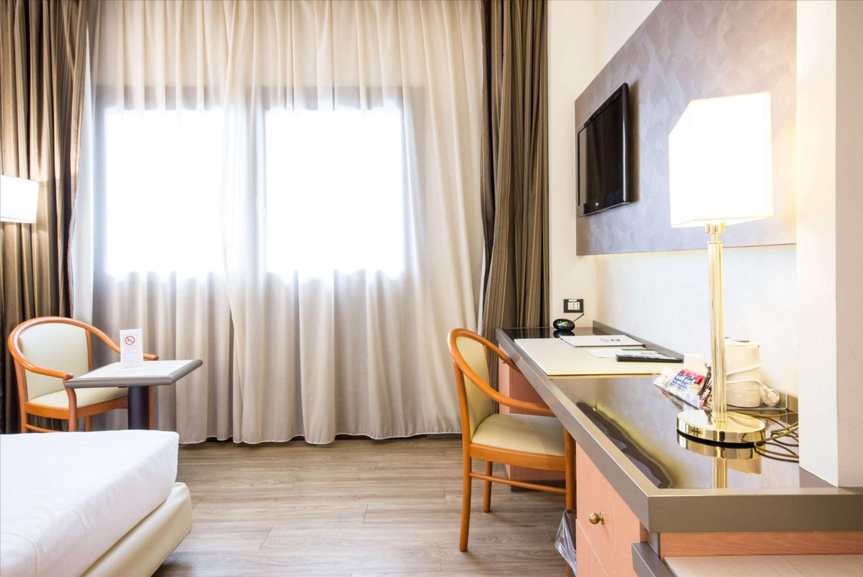 Economy Double Room - Photo 12