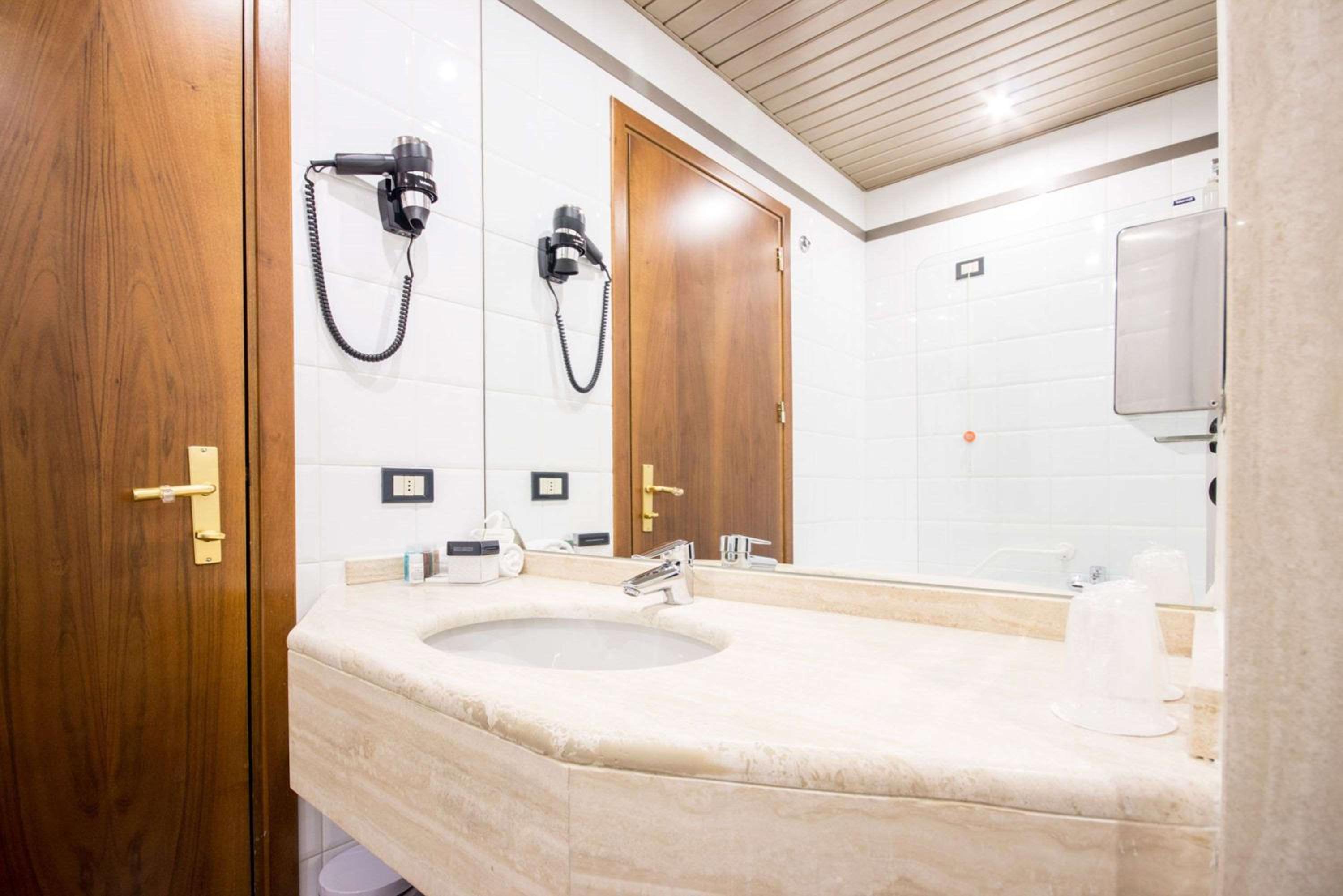 Economy Double Room - Photo 11