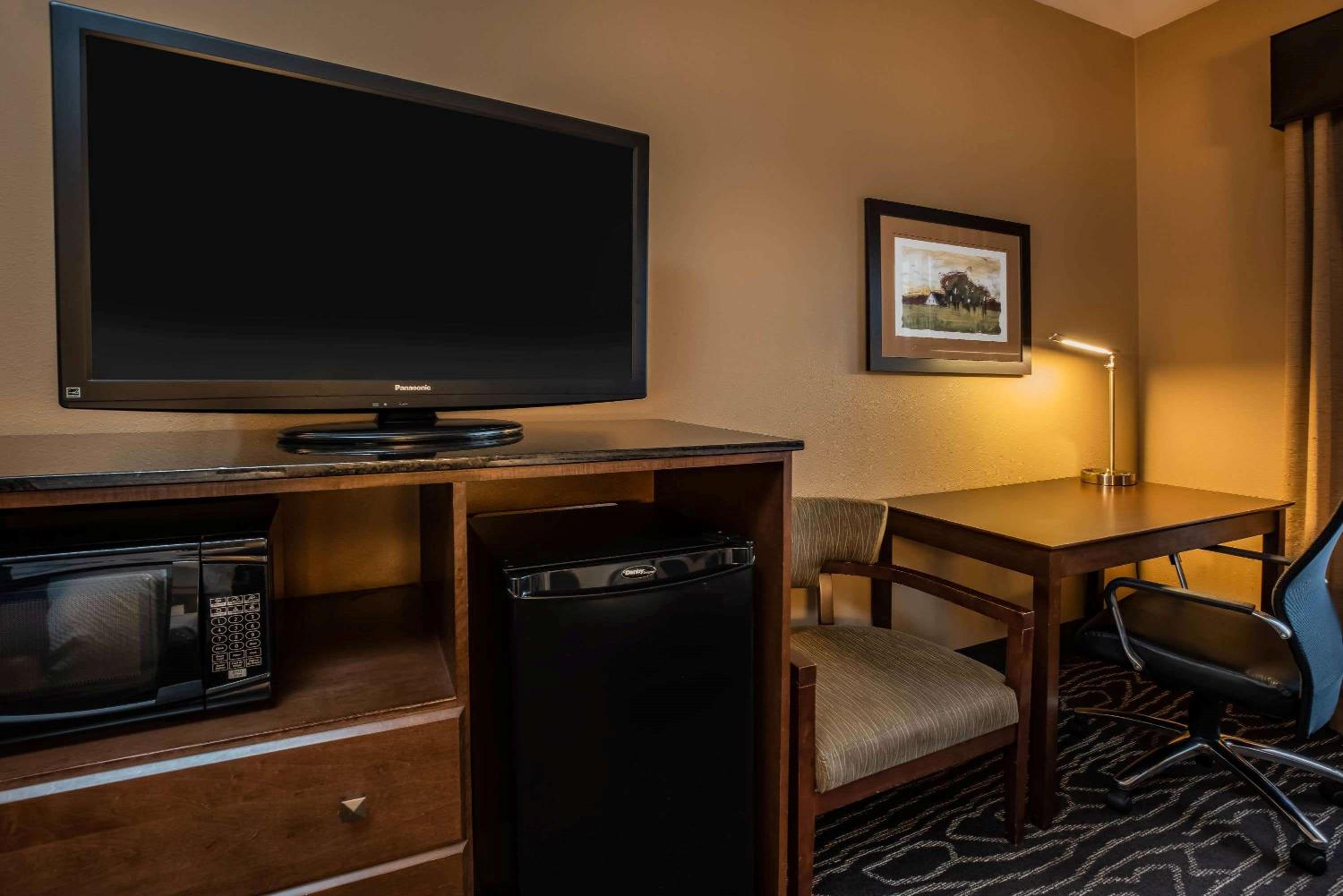 Deluxe Queen Room with Two Queen Beds - Photo 2