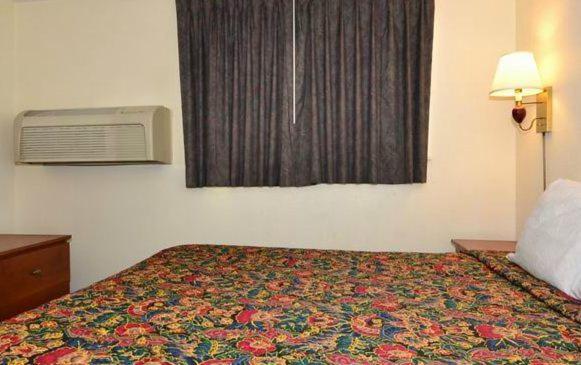 King Room - Non-Smoking - Photo 1