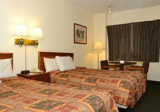 Queen Room with Two Queen Beds - Smoking - Photo 2