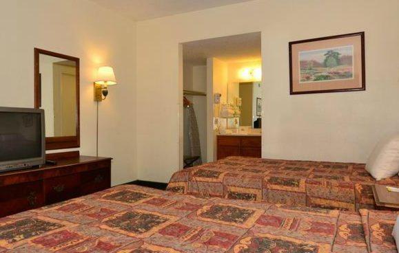 Queen Room with Two Queen Beds - Smoking - Photo 8