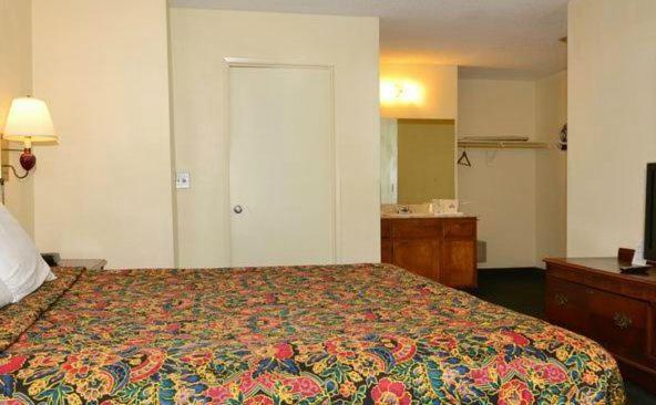King Room - Non-Smoking - Photo 7
