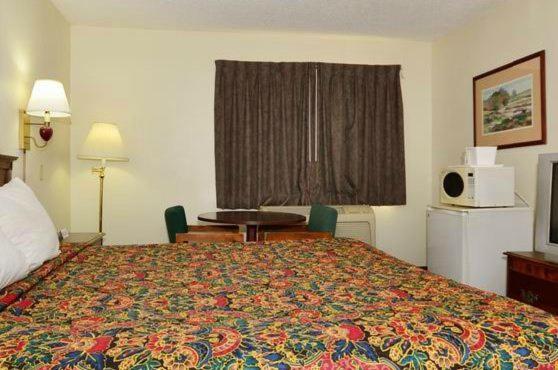 King Room - Non-Smoking - Photo 6