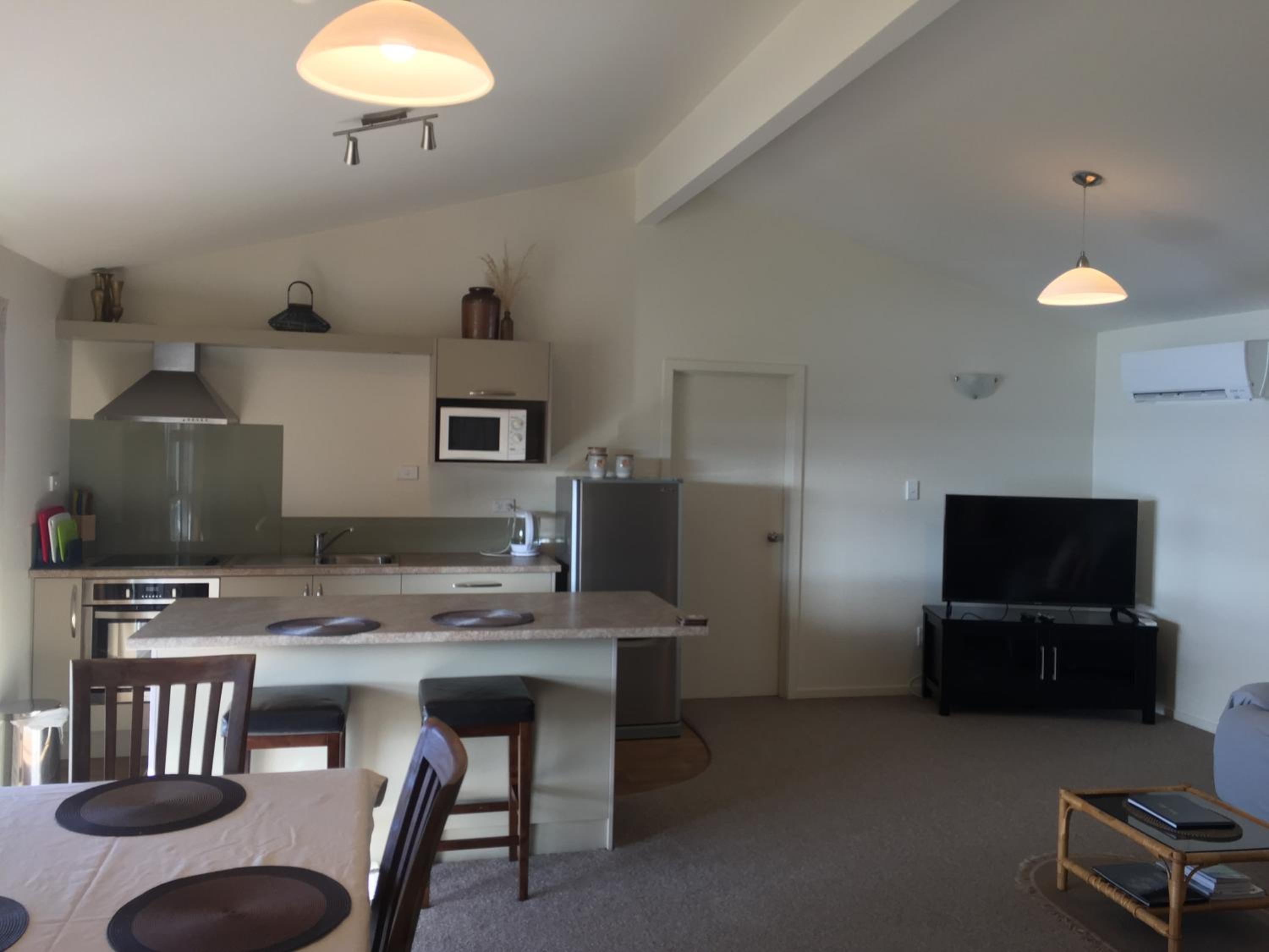 Three-Bedroom Cottage - Photo 3