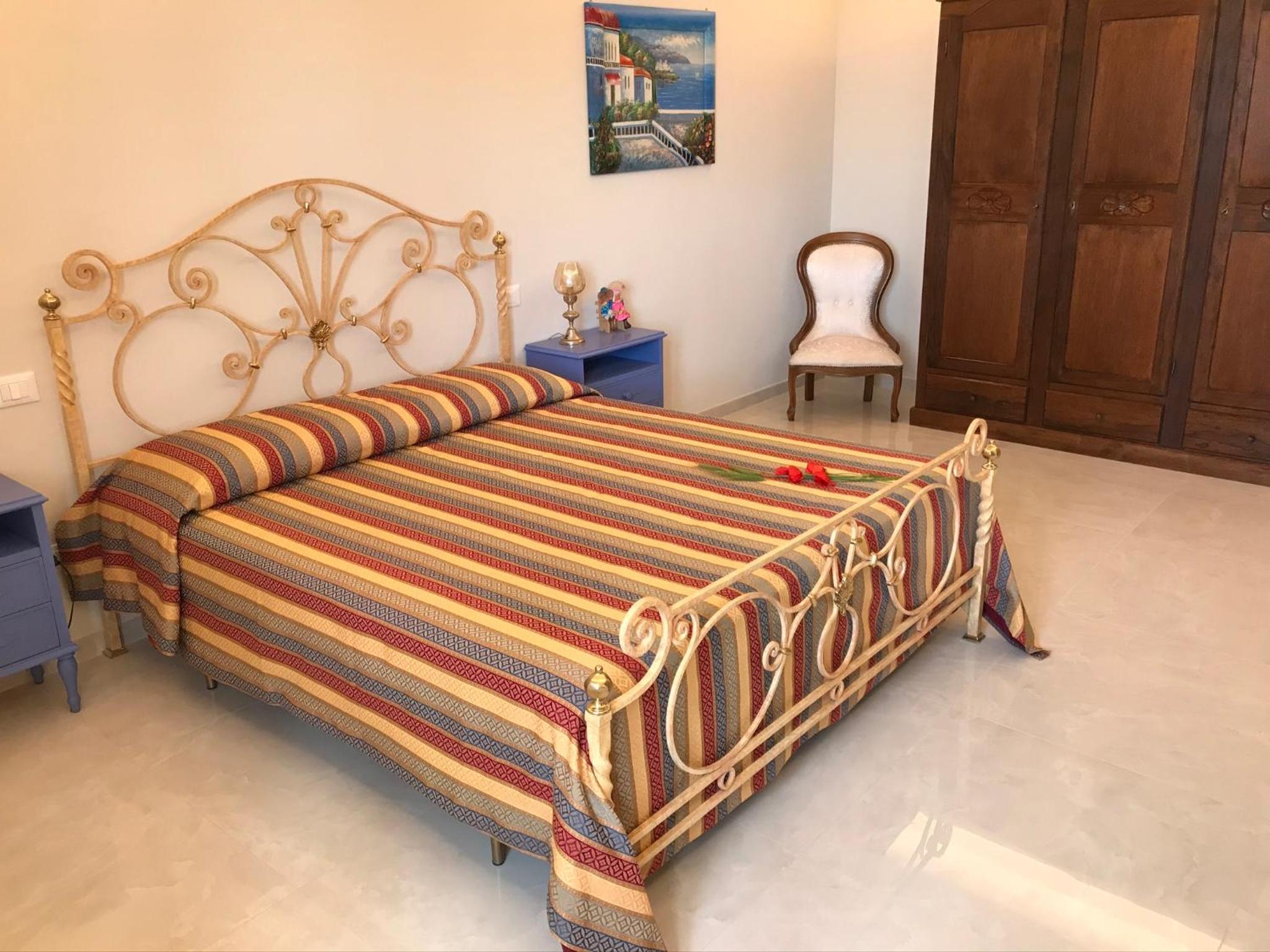 Deluxe Double Room with Bath - Photo 8