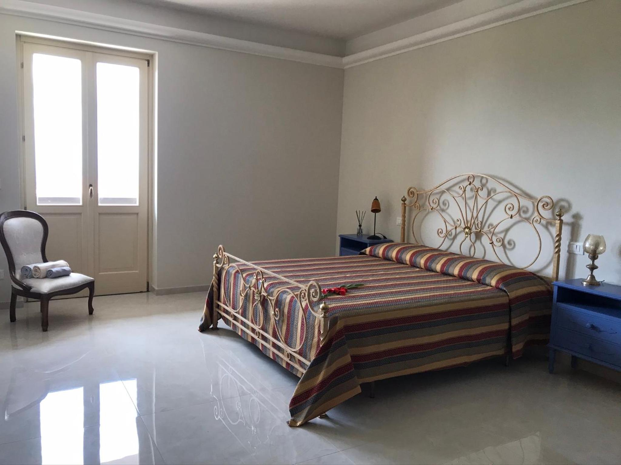 Deluxe Double Room with Bath - Photo 6