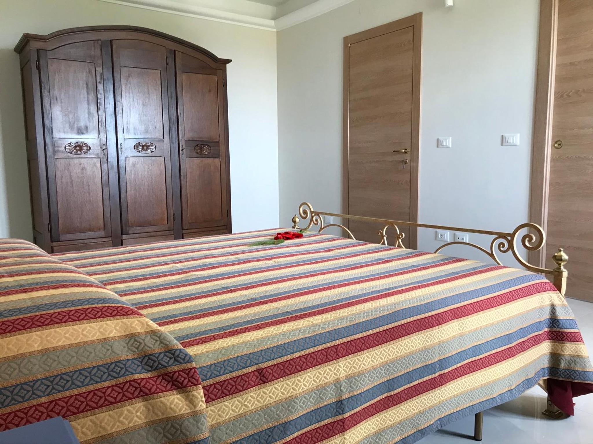 Deluxe Double Room with Bath - Photo 7