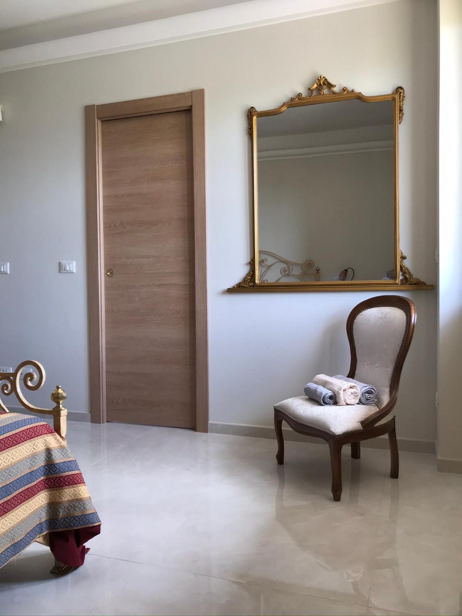 Deluxe Double Room with Bath - Photo 5