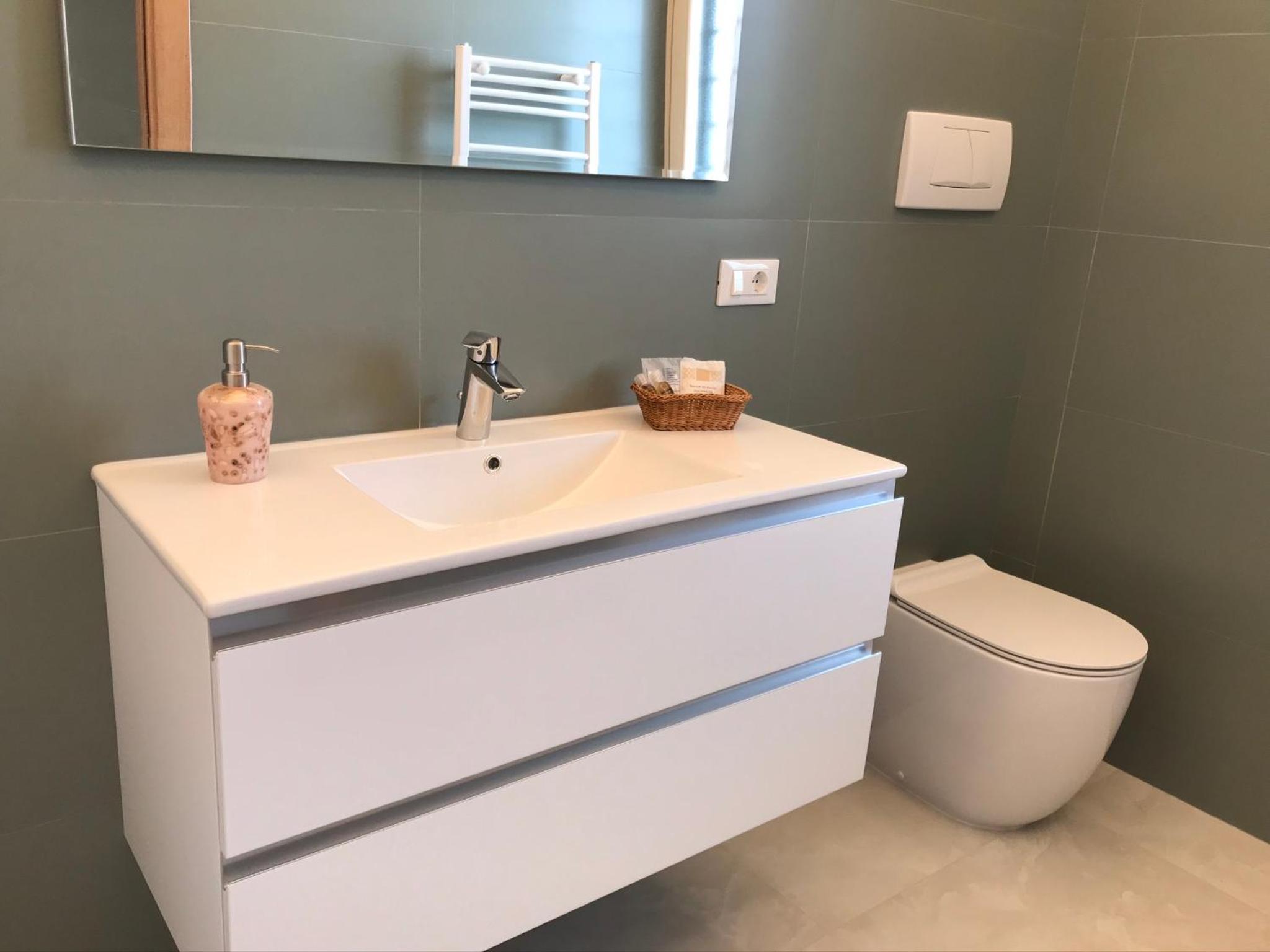 Deluxe Double Room with Bath - Photo 4