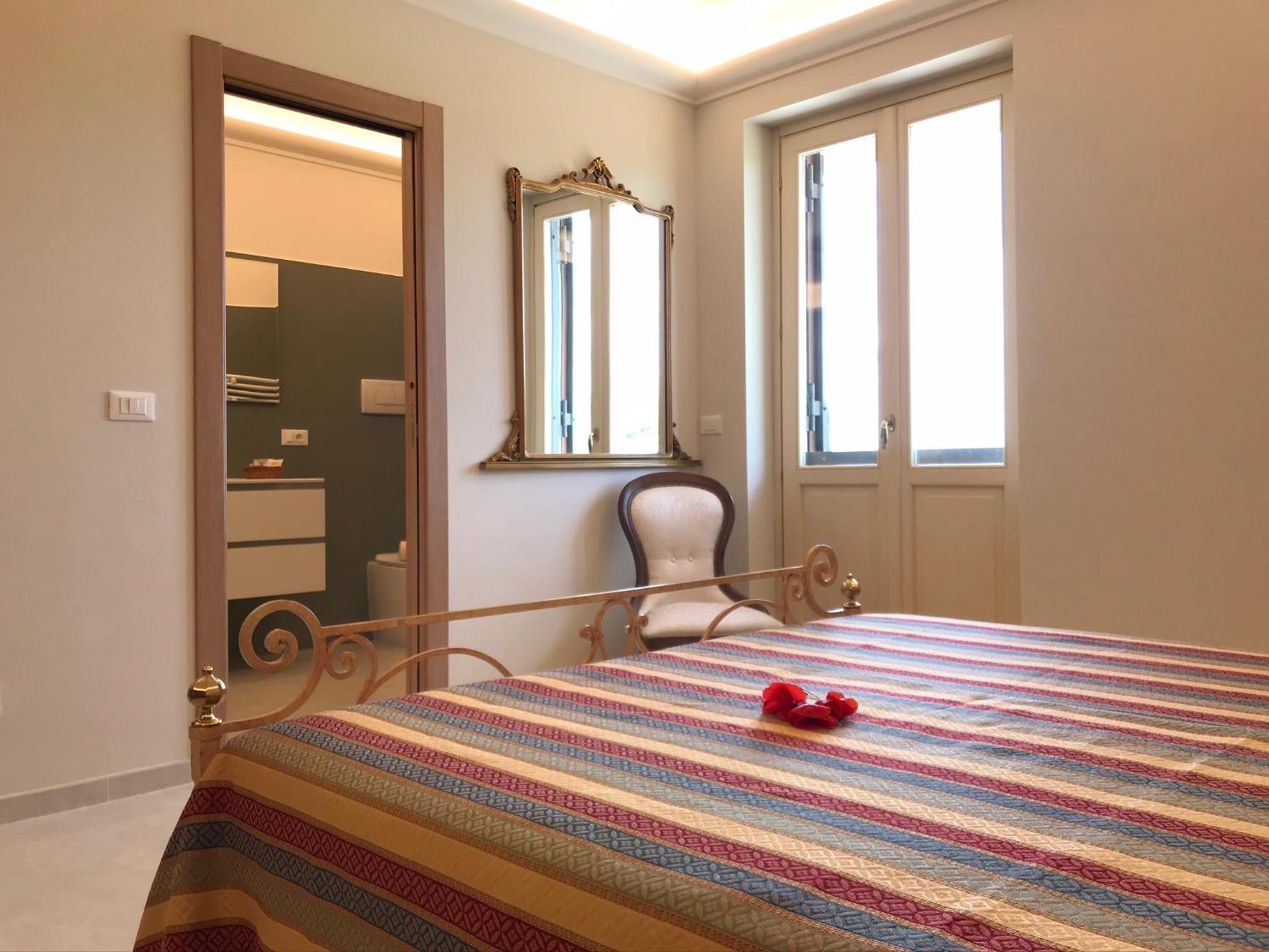 Deluxe Double Room with Bath - Photo 11