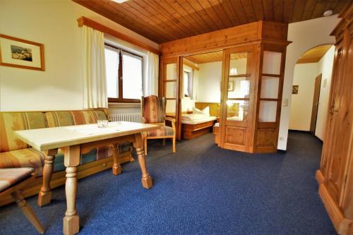 Standard Twin Room with Mountain View photo 3