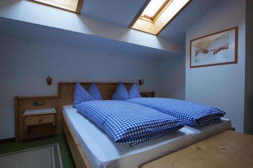 Deluxe Double Room (2 Adults + 1 Child) photo 3