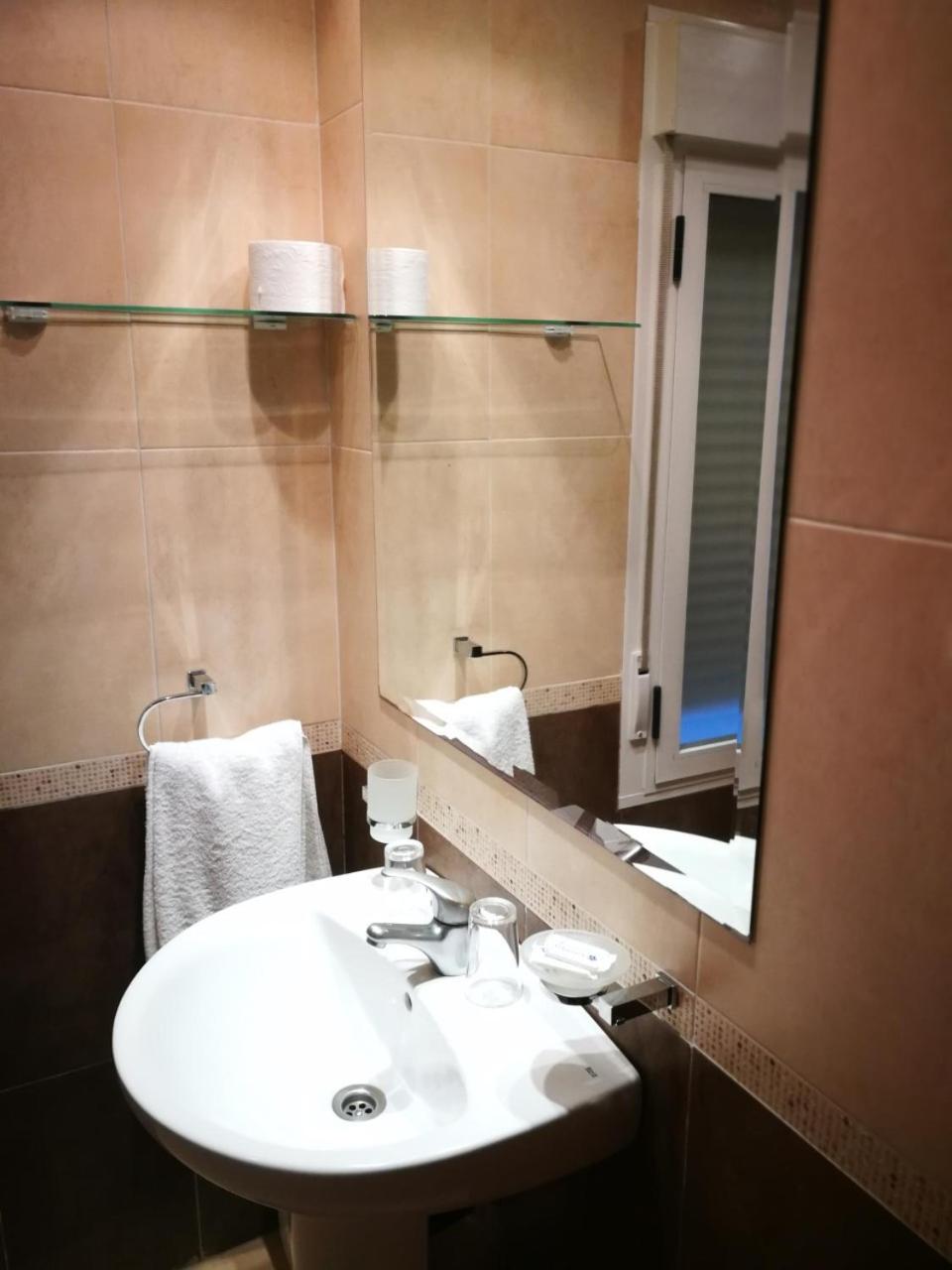 Double Room - Photo 16