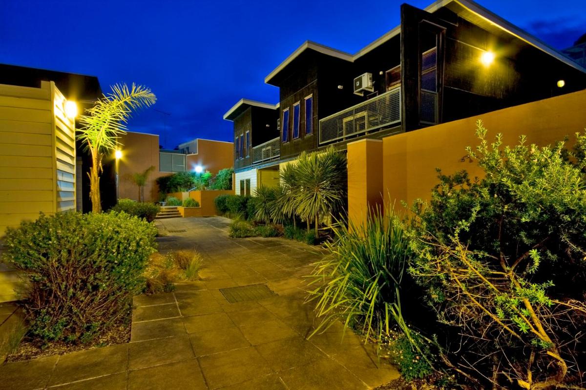 Three-Bedroom Apartment with with Courtyard View photo 3