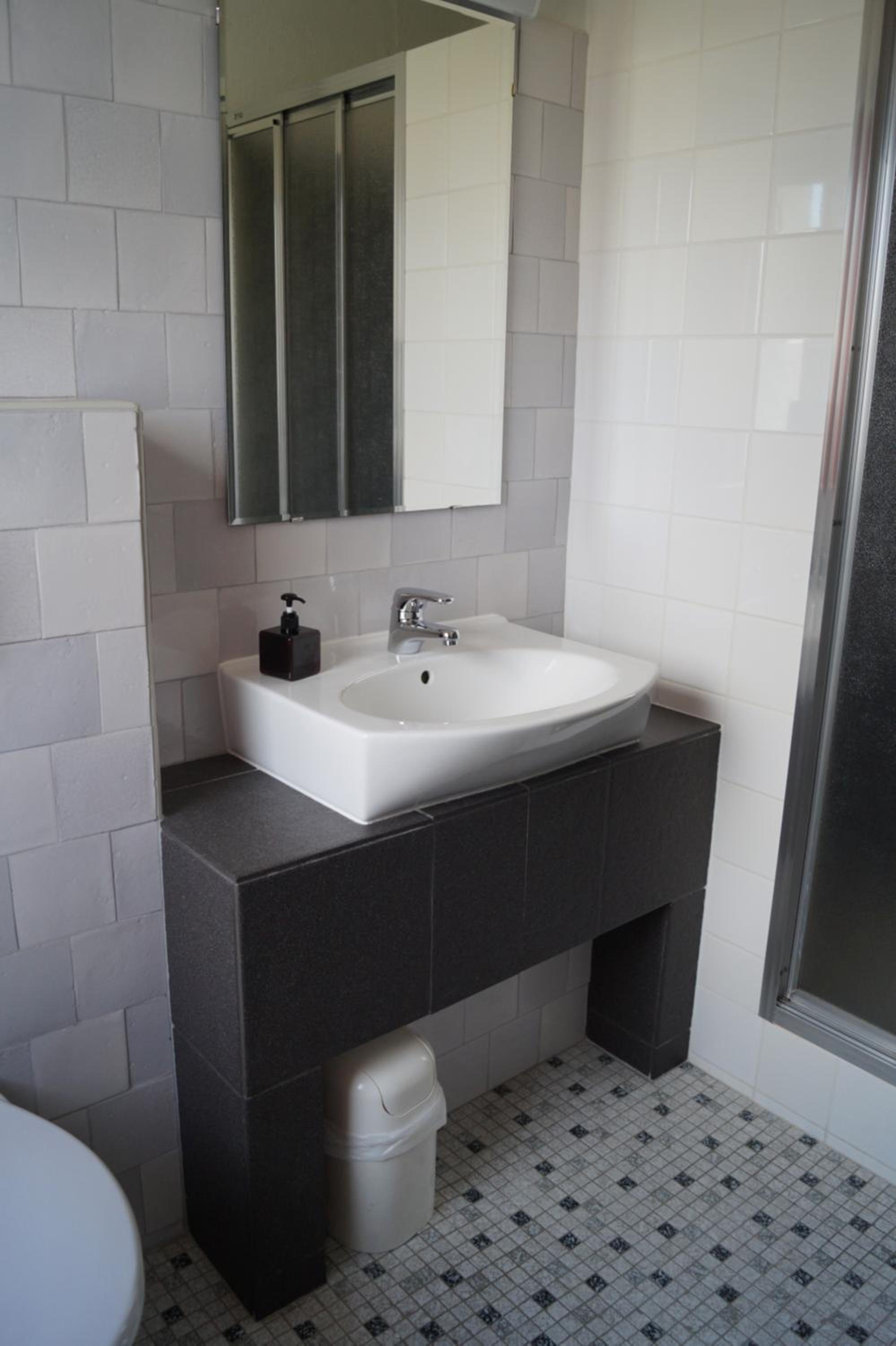 Twin Room with Private Bathroom - Photo 19