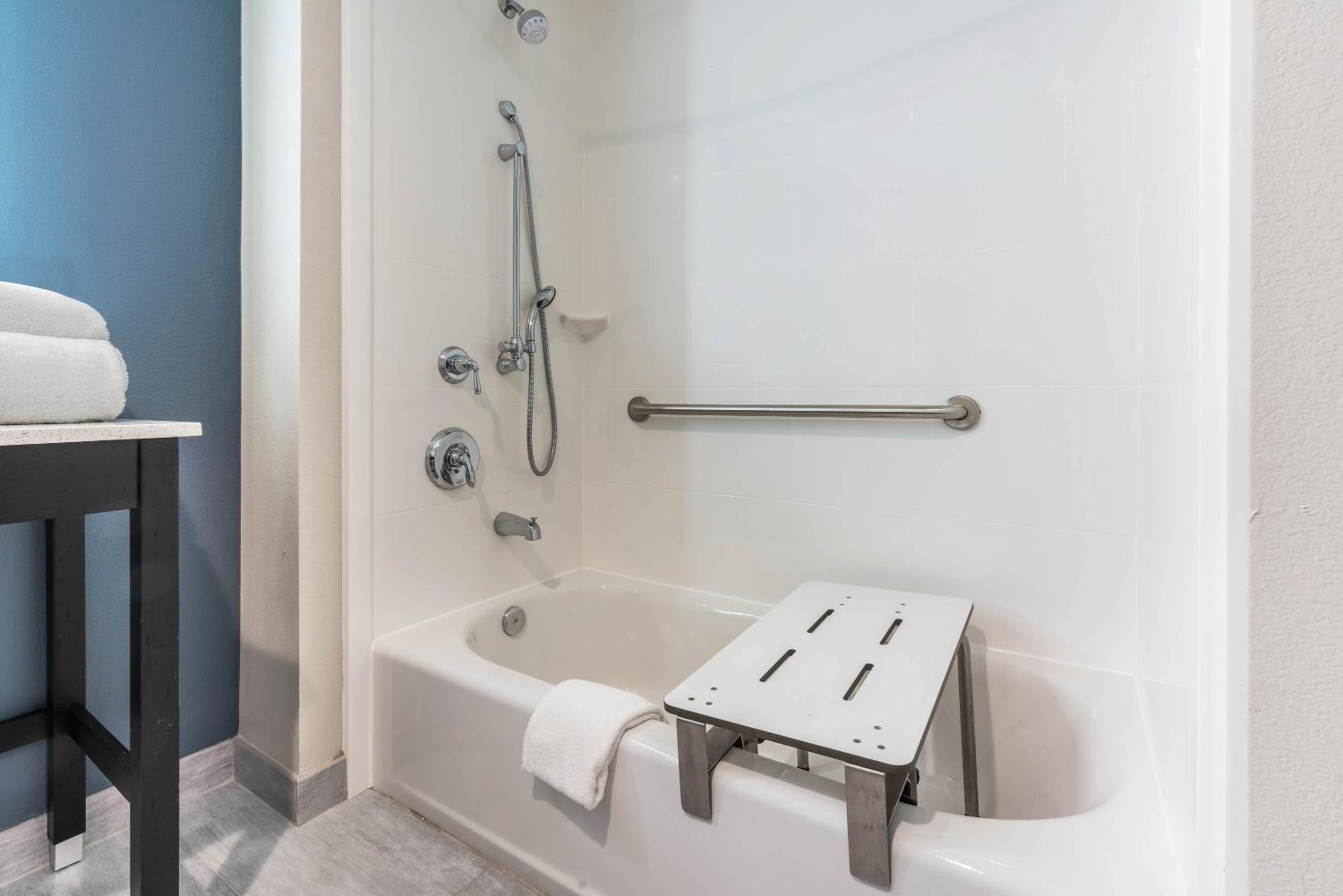 Queen Room with Two Queen Beds - Mobility Access/Non-Smoking photo 2