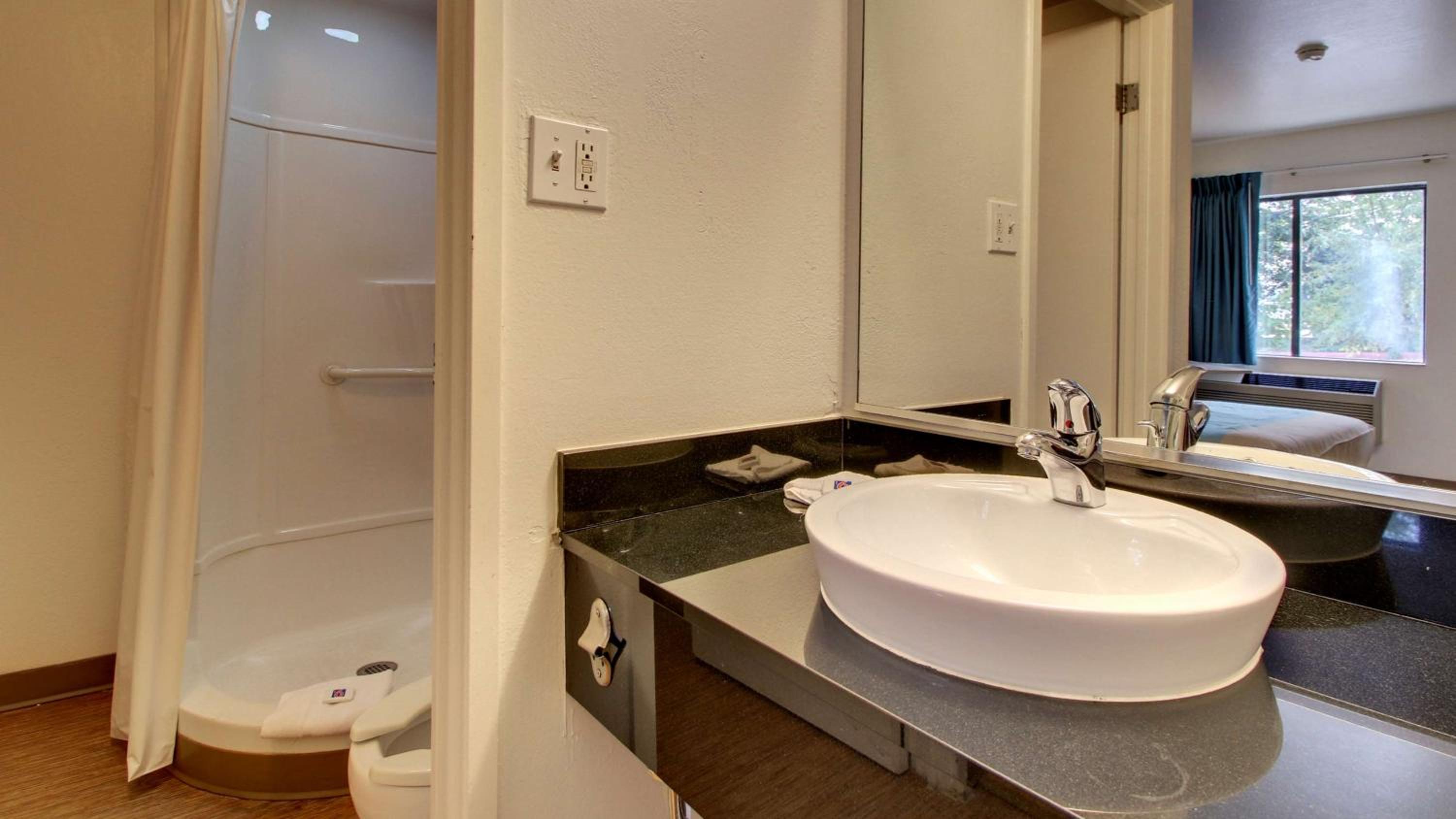 Quadruple Room - Non-Smoking photo 2