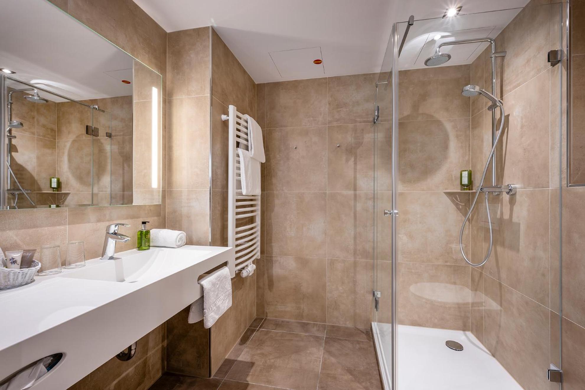 Junior Suite Deluxe with Balcony - Photo 3