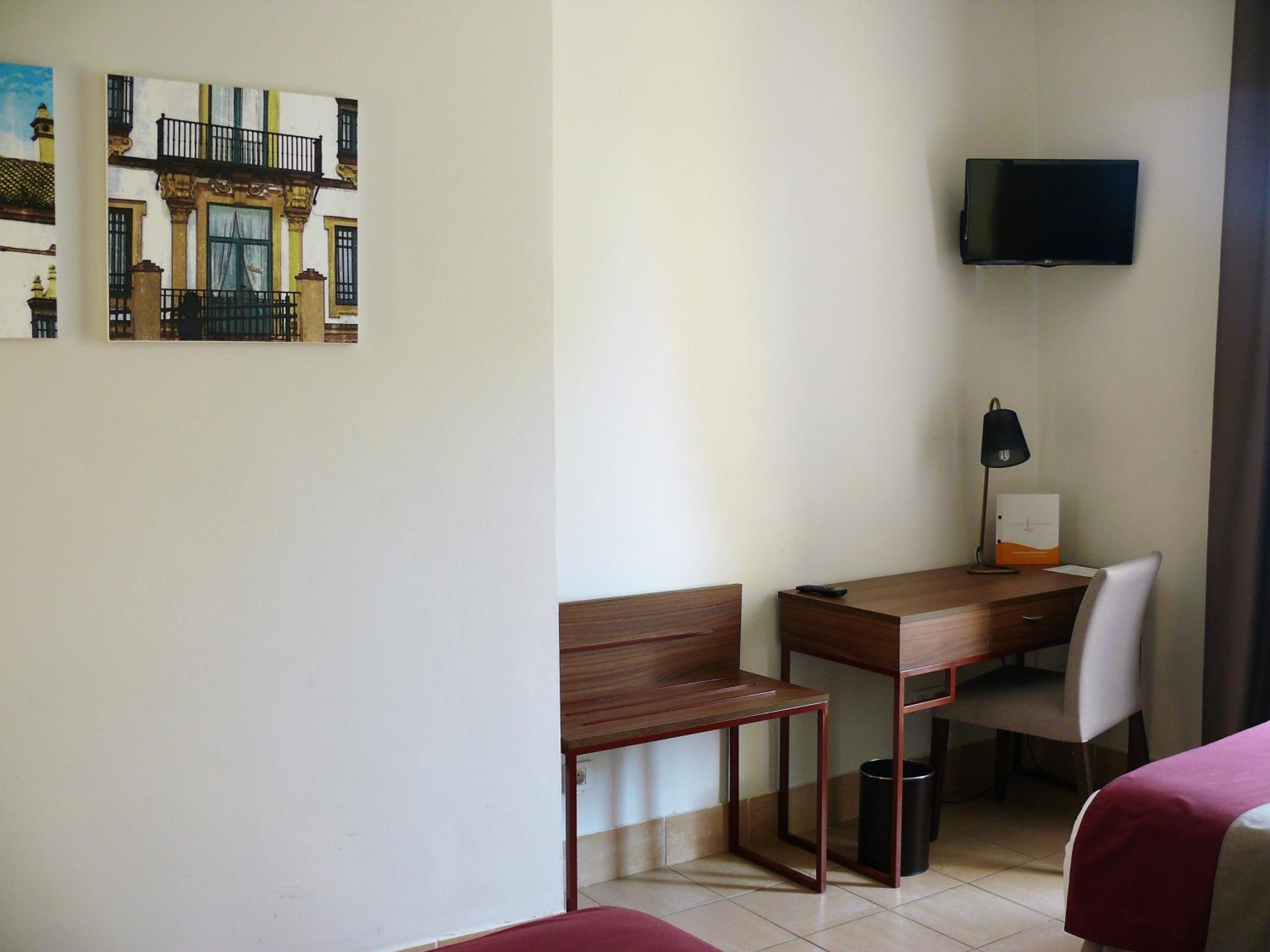 Standard Double or Twin Room - Photo 6