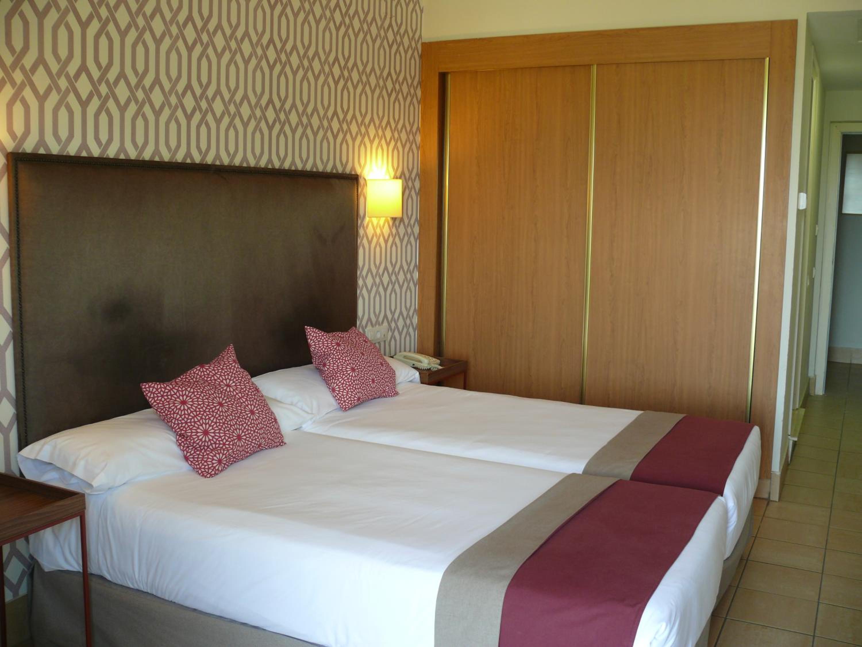 Standard Double or Twin Room - Photo 7