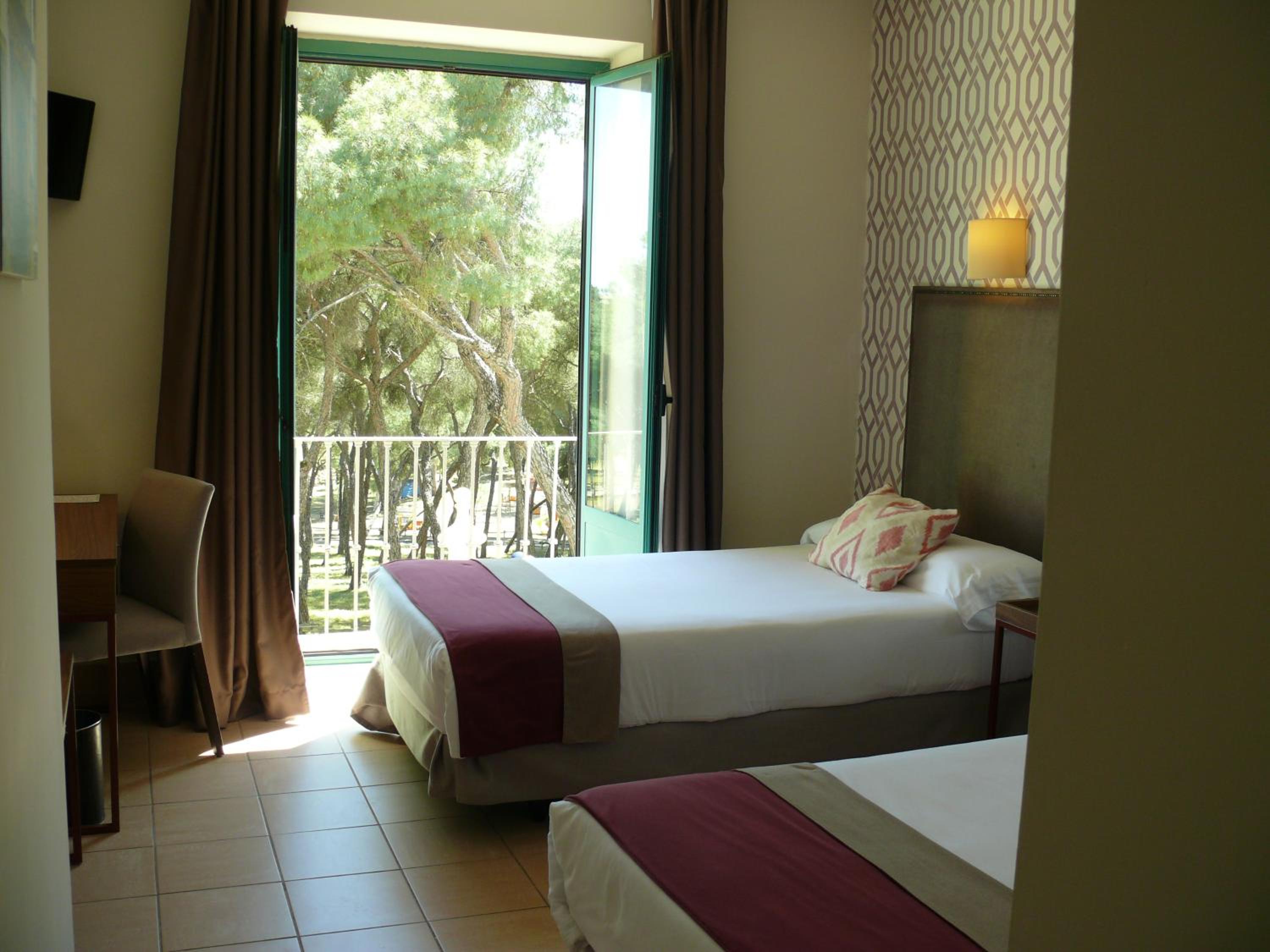 Standard Double or Twin Room - Photo 5