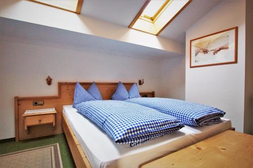 Deluxe Double Room (2 Adults + 1 Child) photo 1