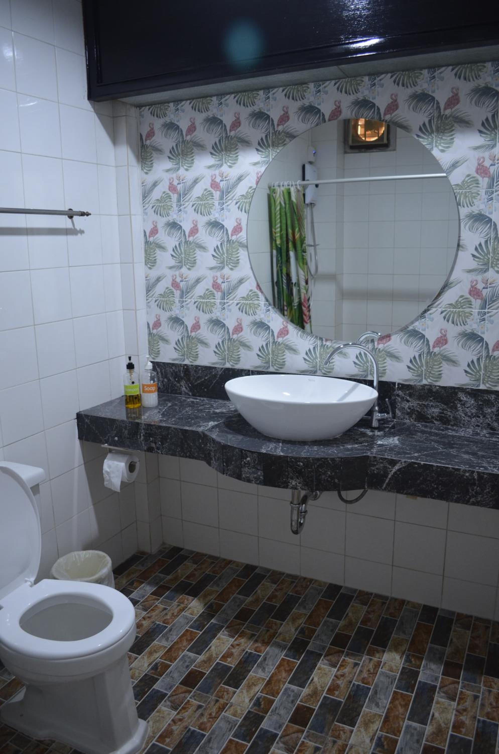 Twin Room with Private Bathroom - Photo 4