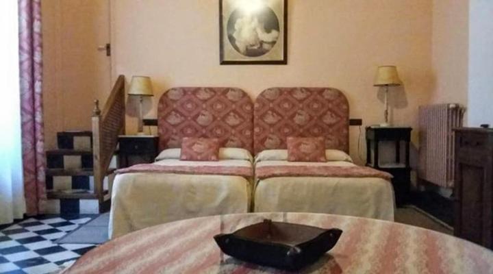 Twin Room with Private Bathroom photo 2