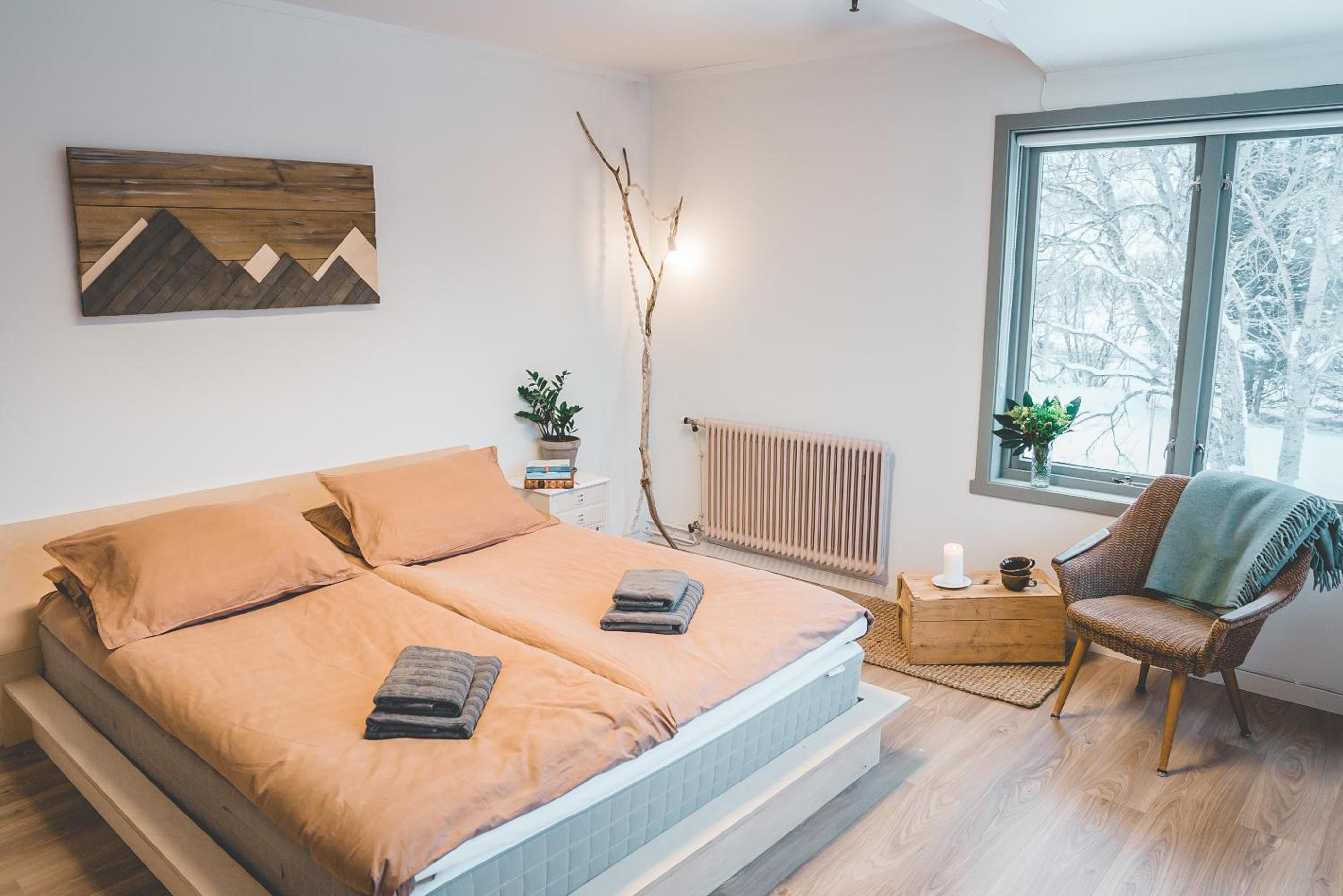 Queen Room with Shared Bathroom