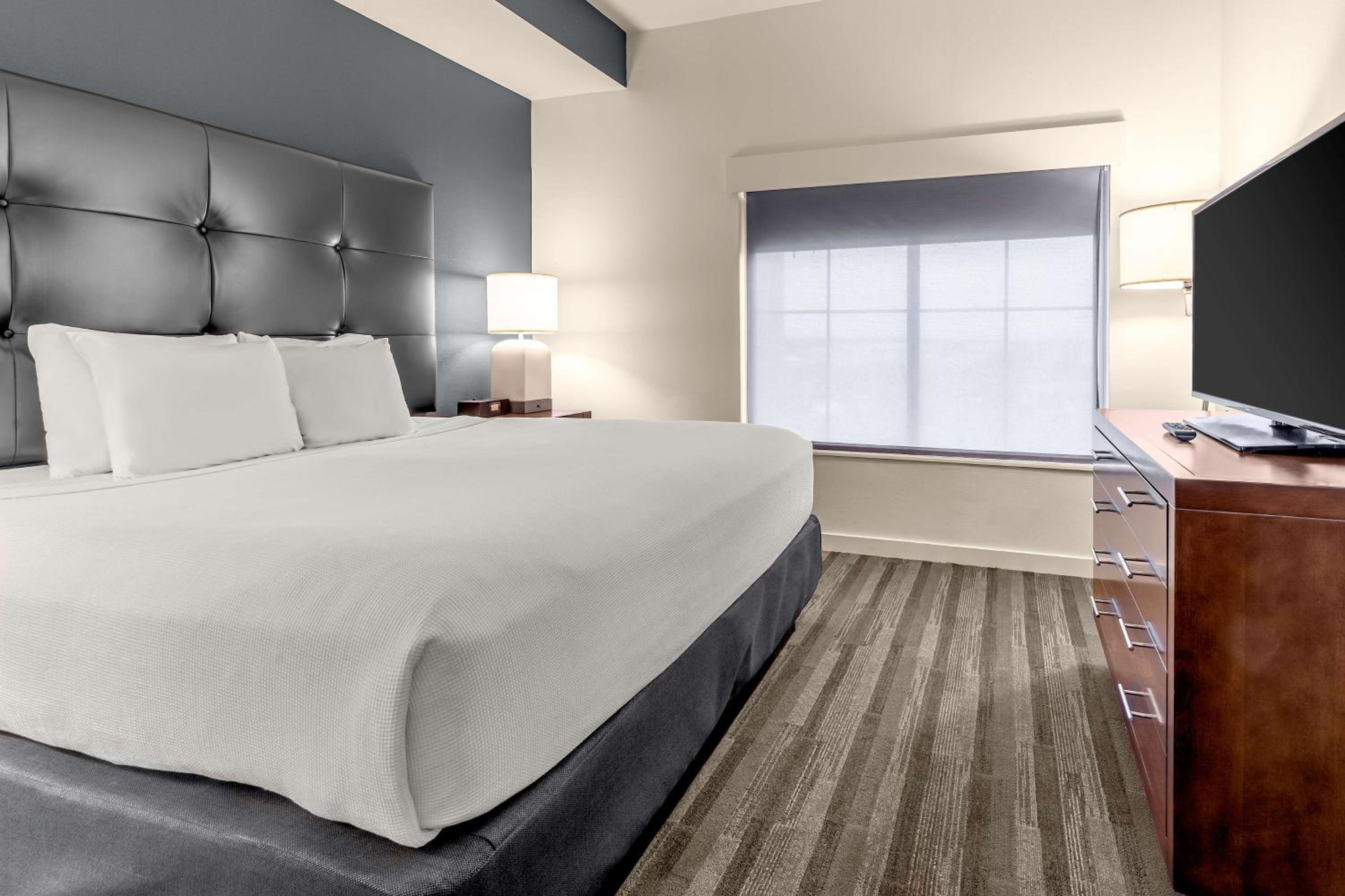 Queen Room with Two Queen Beds - Photo 4
