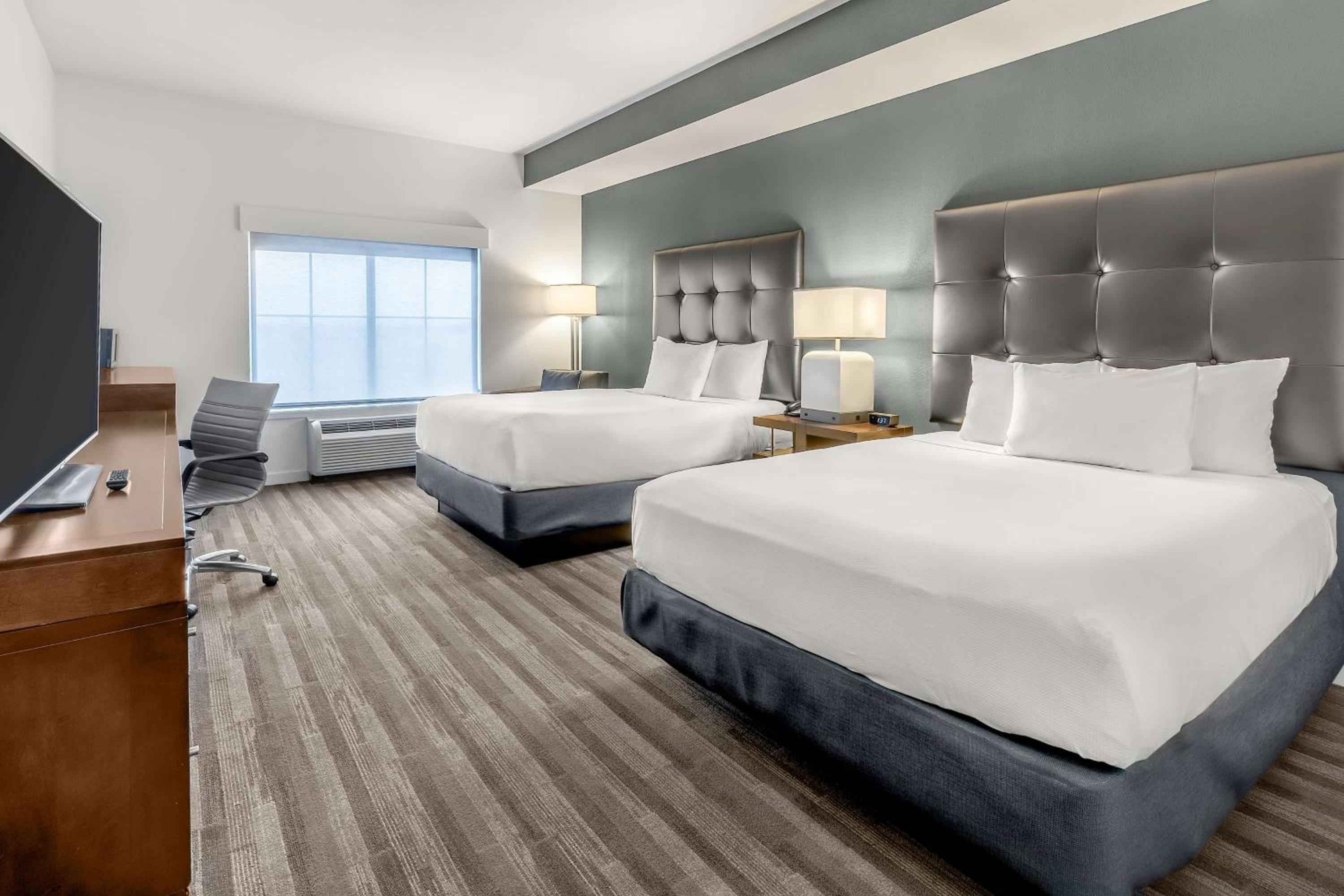 Queen Room with Two Queen Beds - Photo 9