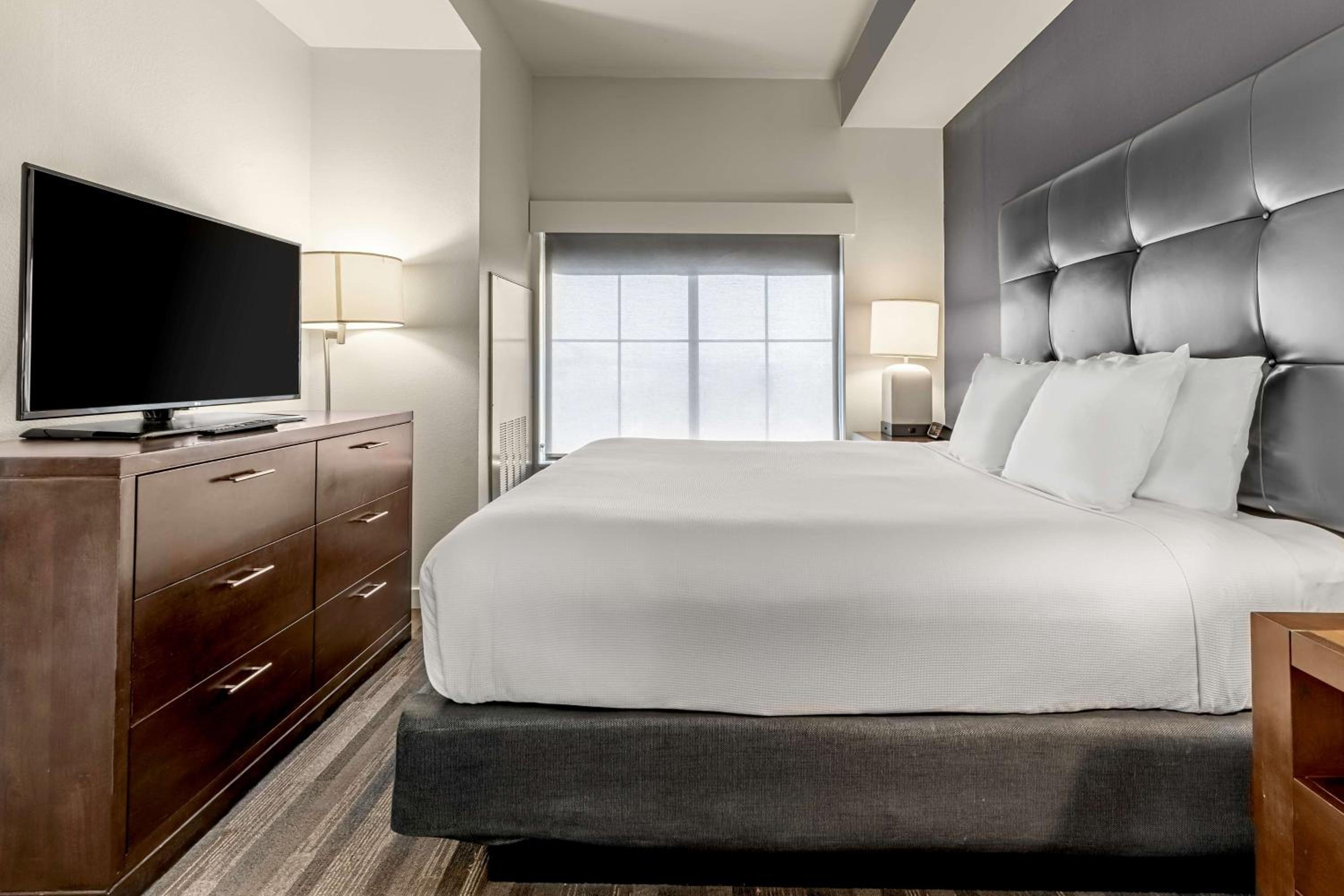 Executive Corner Suite - Photo 5
