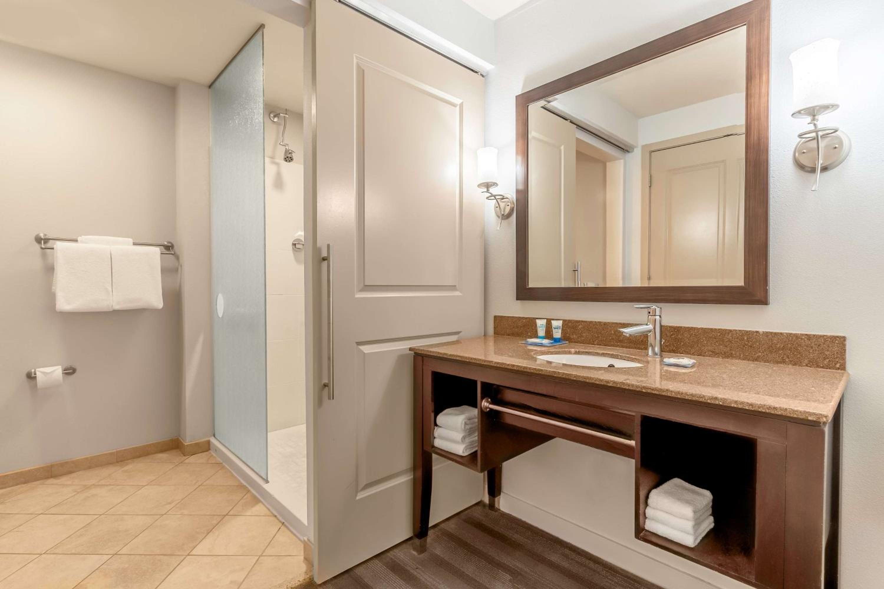 Queen Room with Two Queen Beds - Photo 3