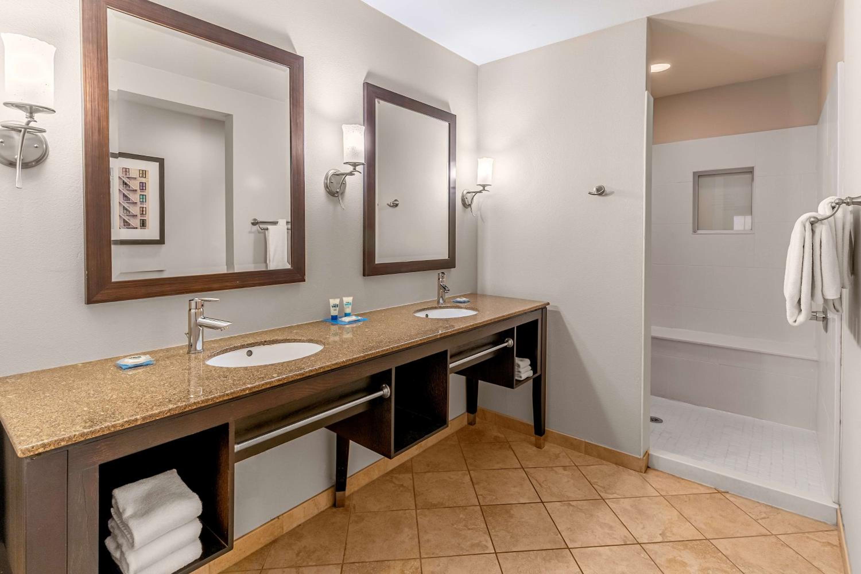 Executive Corner Suite - Photo 6
