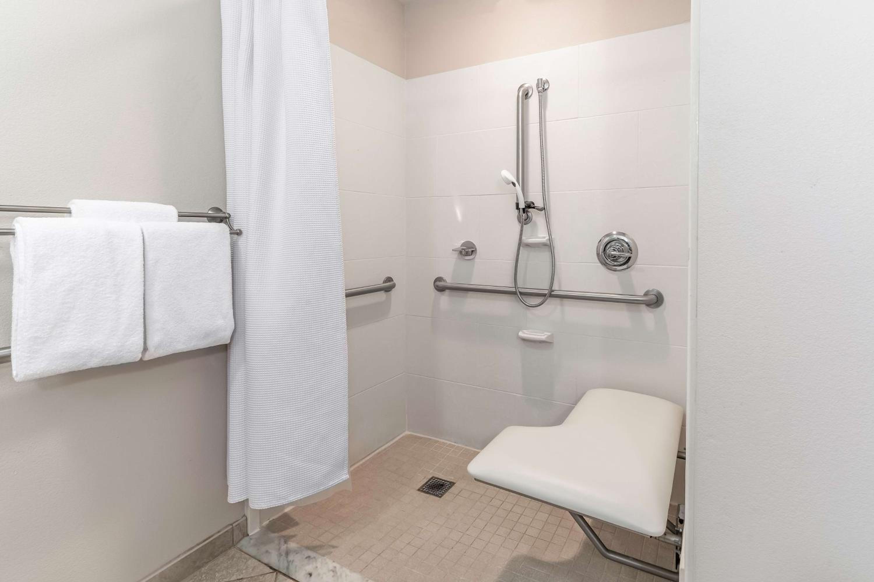 King Studio with Accessible Tub - Disability Access - Photo 8