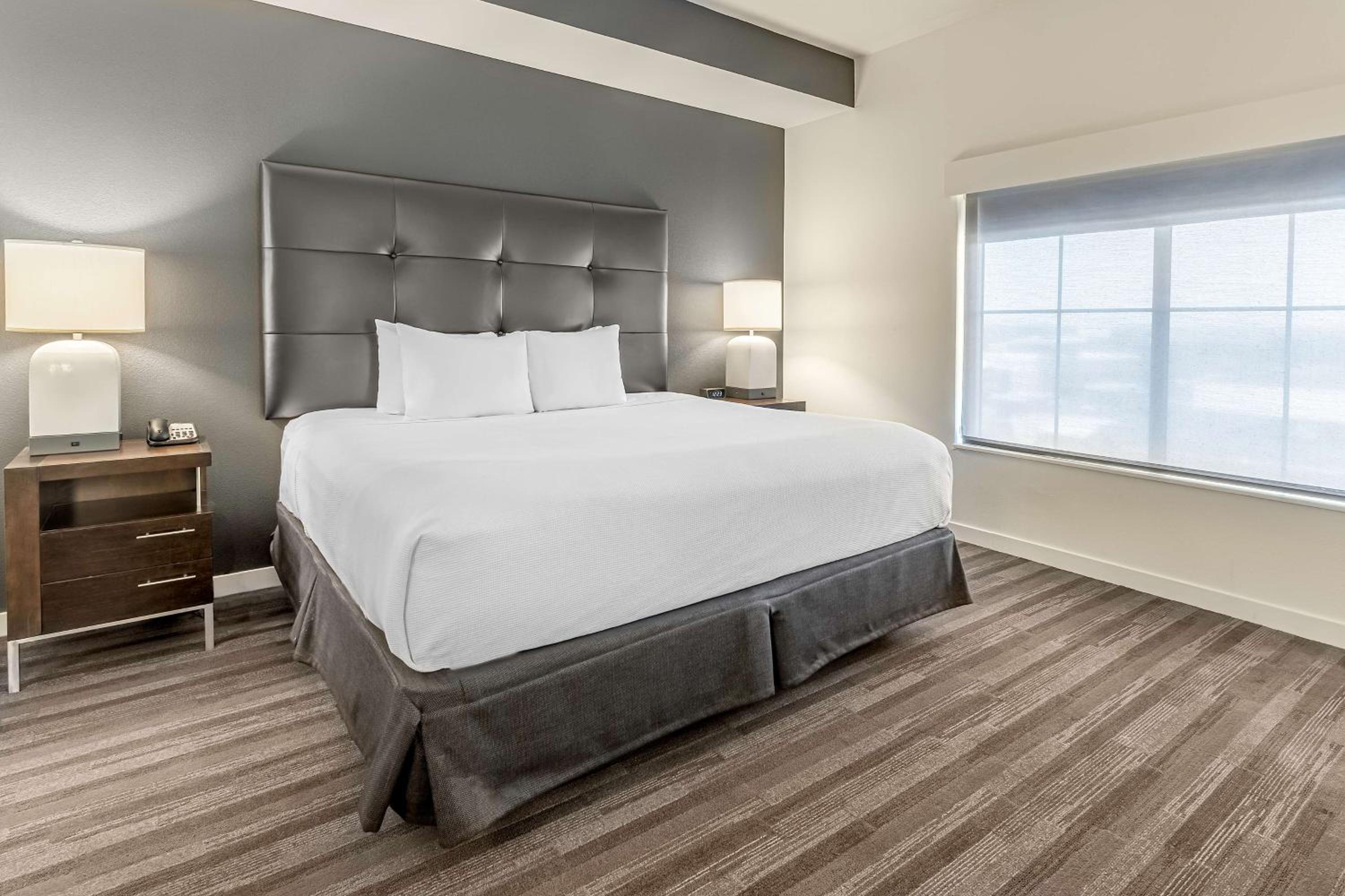 One-Bedroom Suite With Bathtub - Disability Access