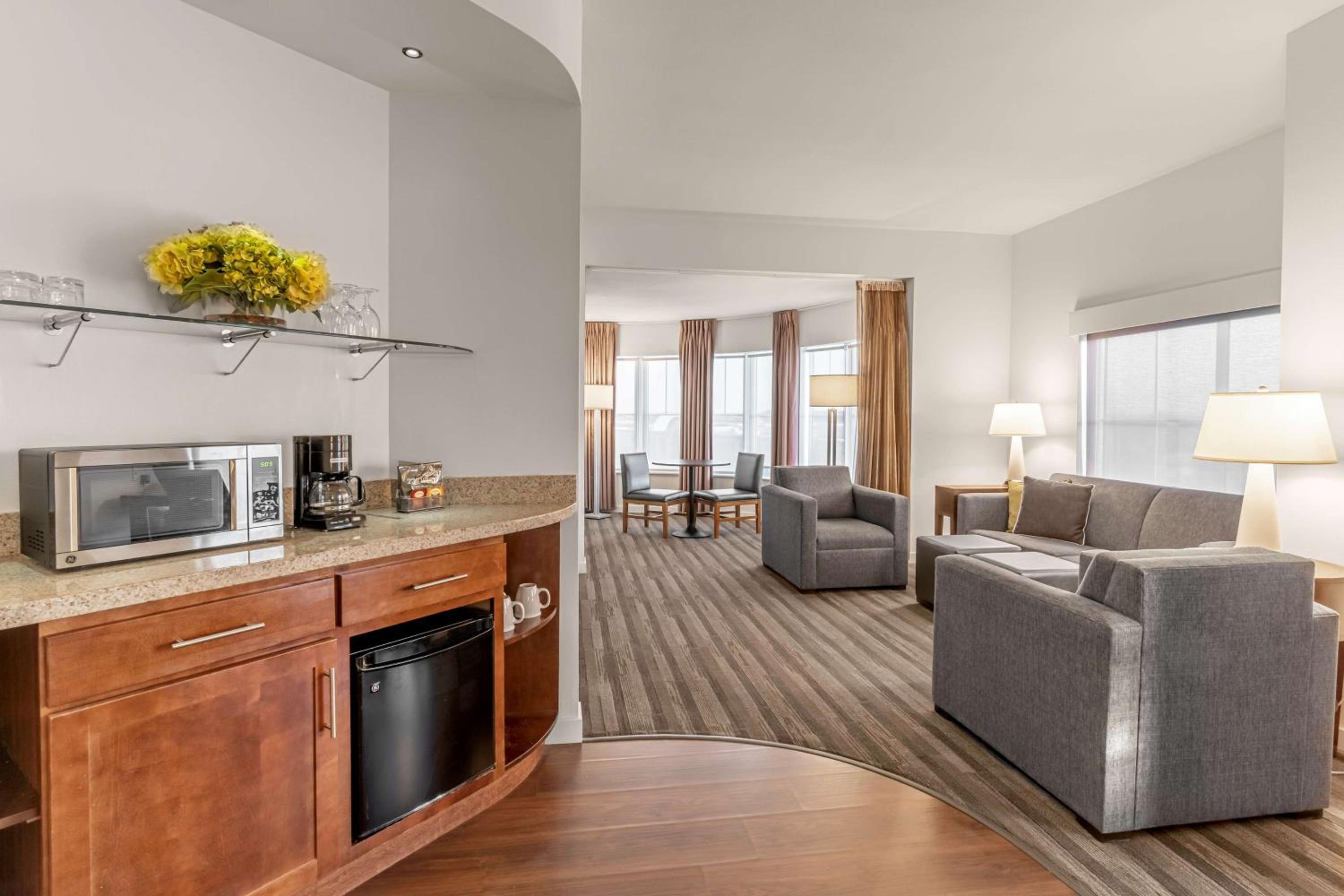 Executive Corner Suite - Photo 3