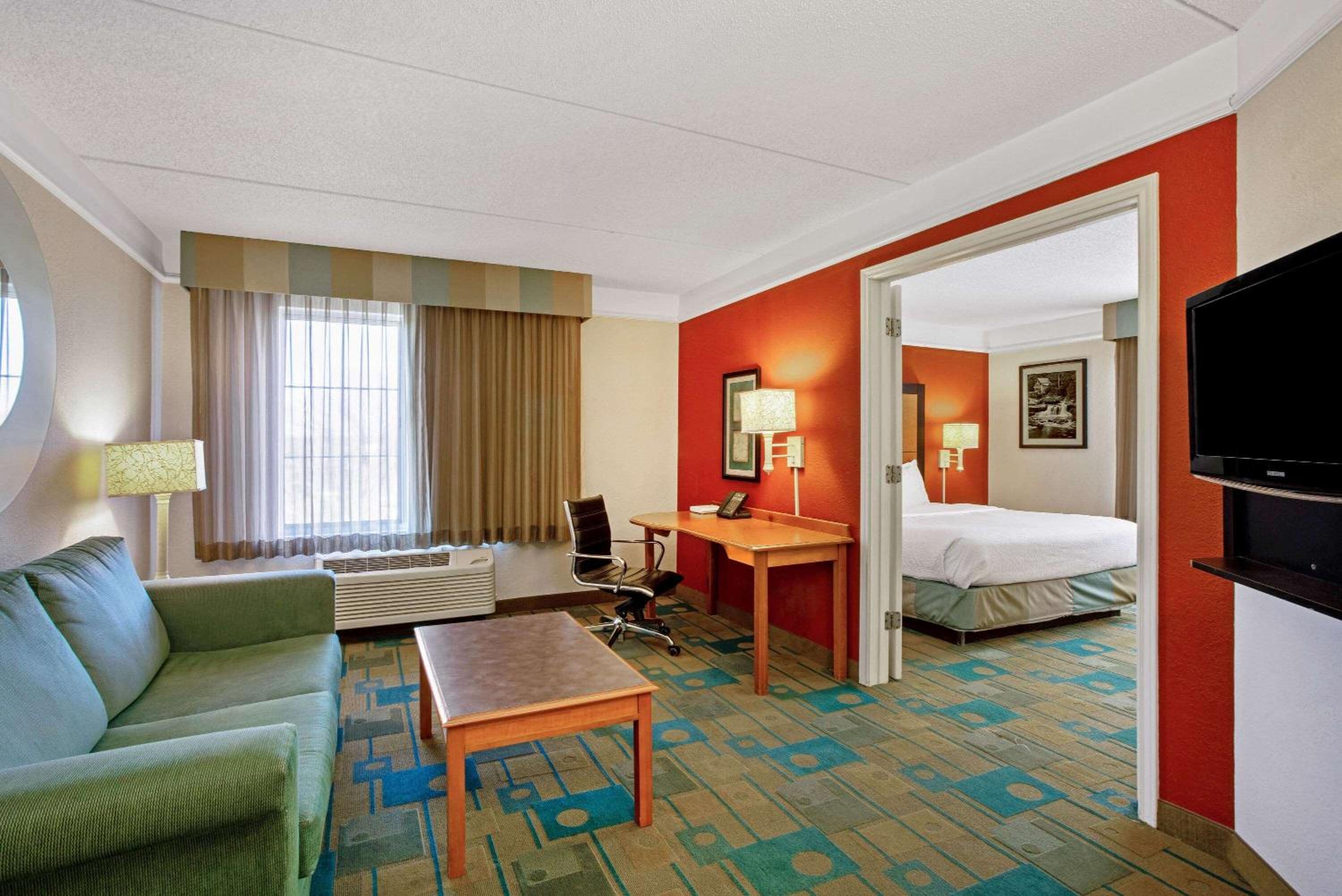 1 King Bed, Deluxe Suite, Non-Smoking
