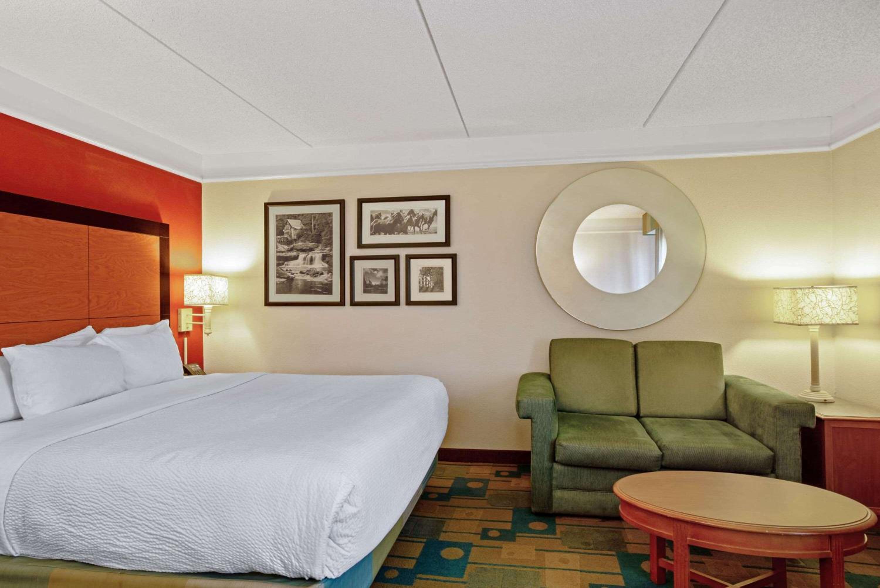 1 King Bed, Executive Room, Non-Smoking - Photo 4