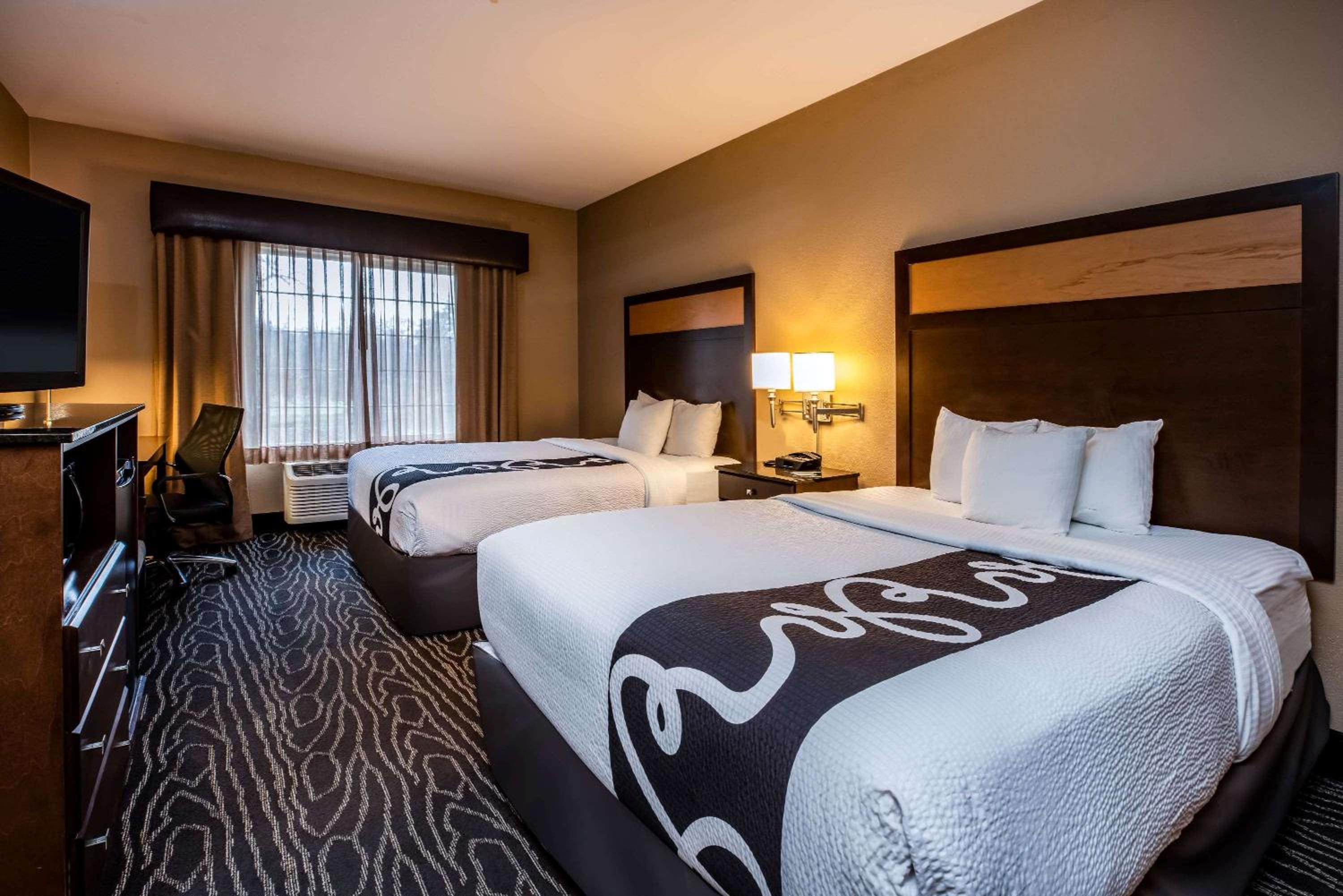 Deluxe Queen Room with Two Queen Beds - Photo 5