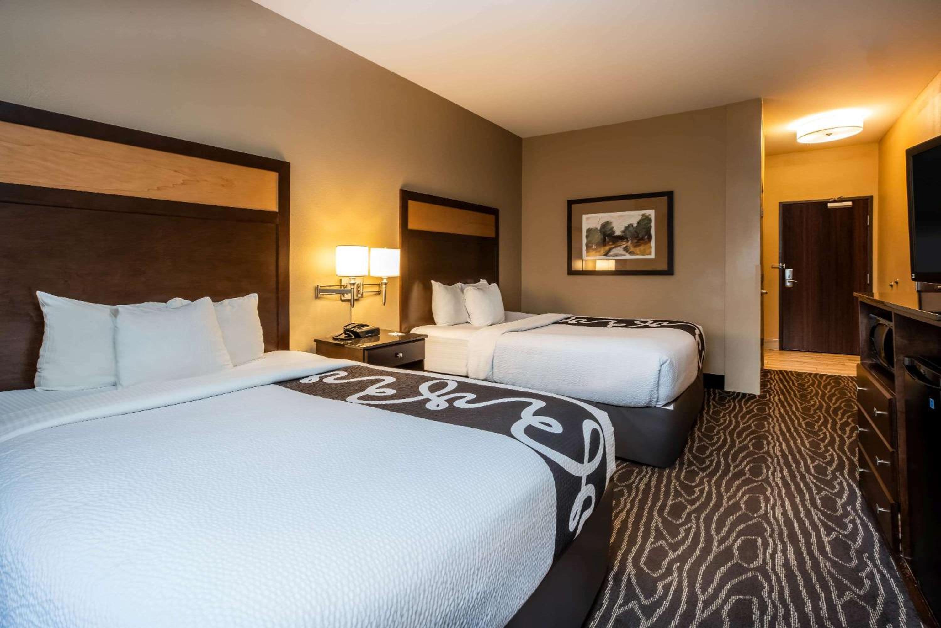 Deluxe Queen Room with Two Queen Beds - Photo 4