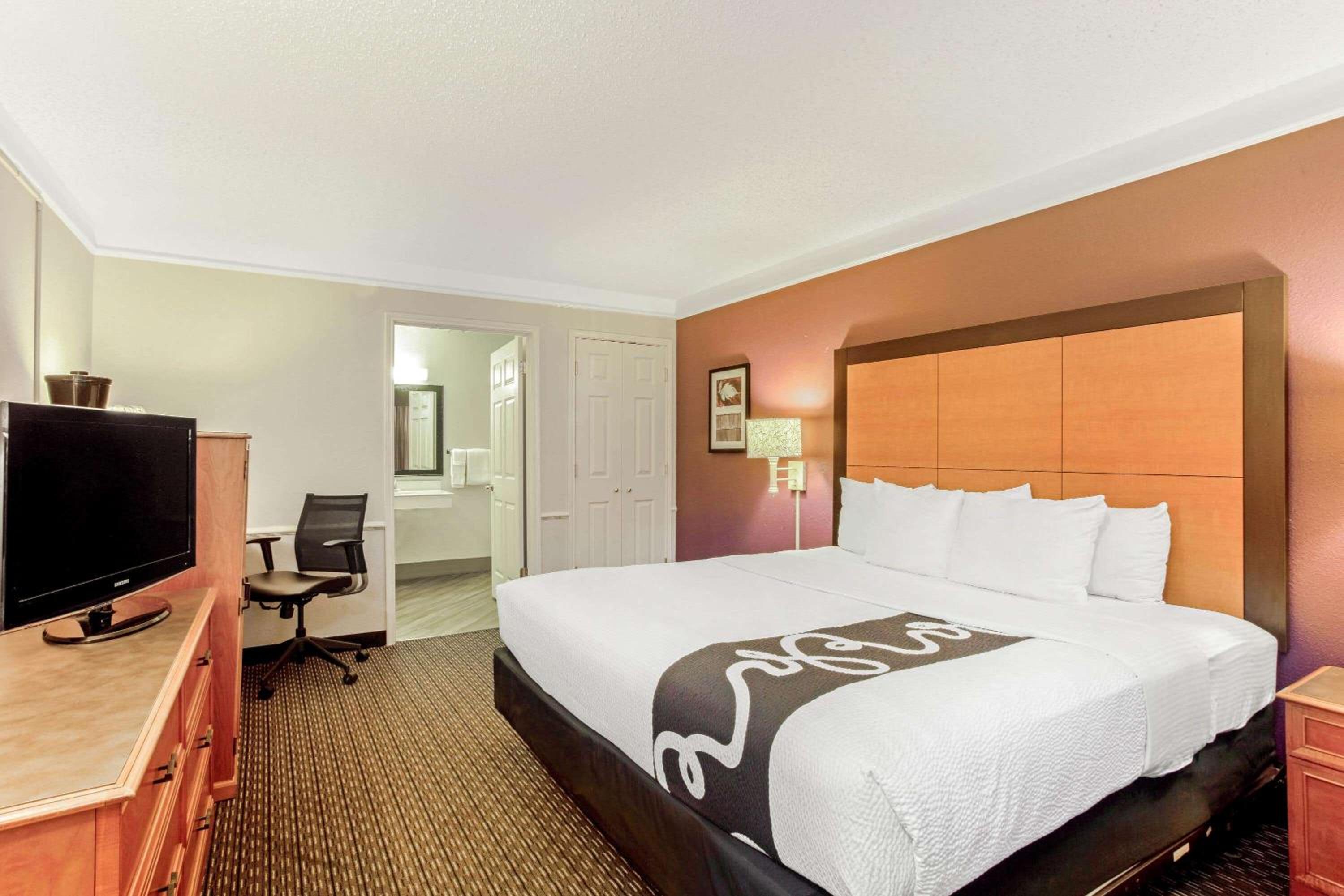 1 King Bed, Mobility Accessible Room, Bathtub w /Grab Bars, Non-Smoking photo 2