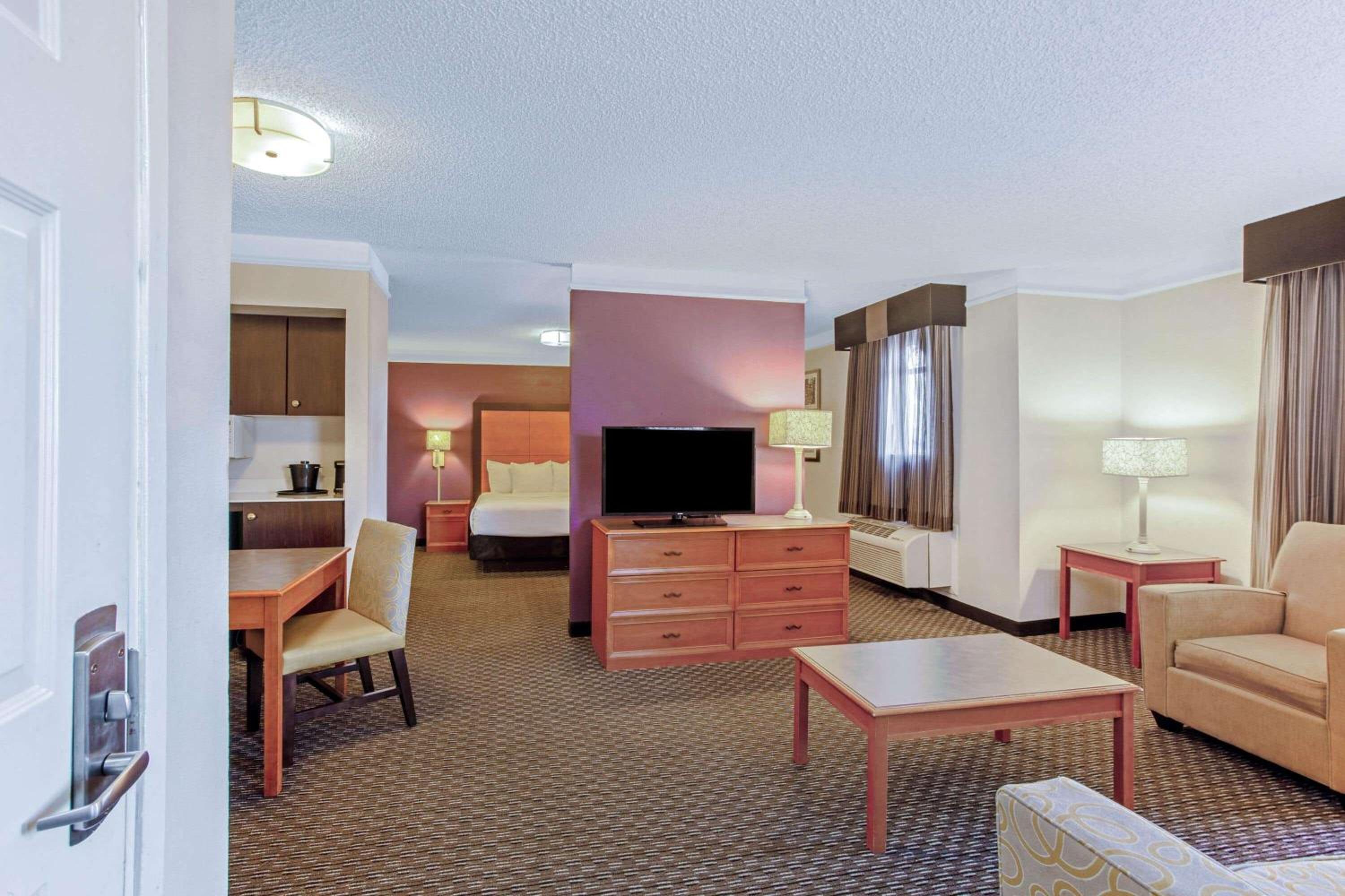 King Suite - Non-Smoking photo 3