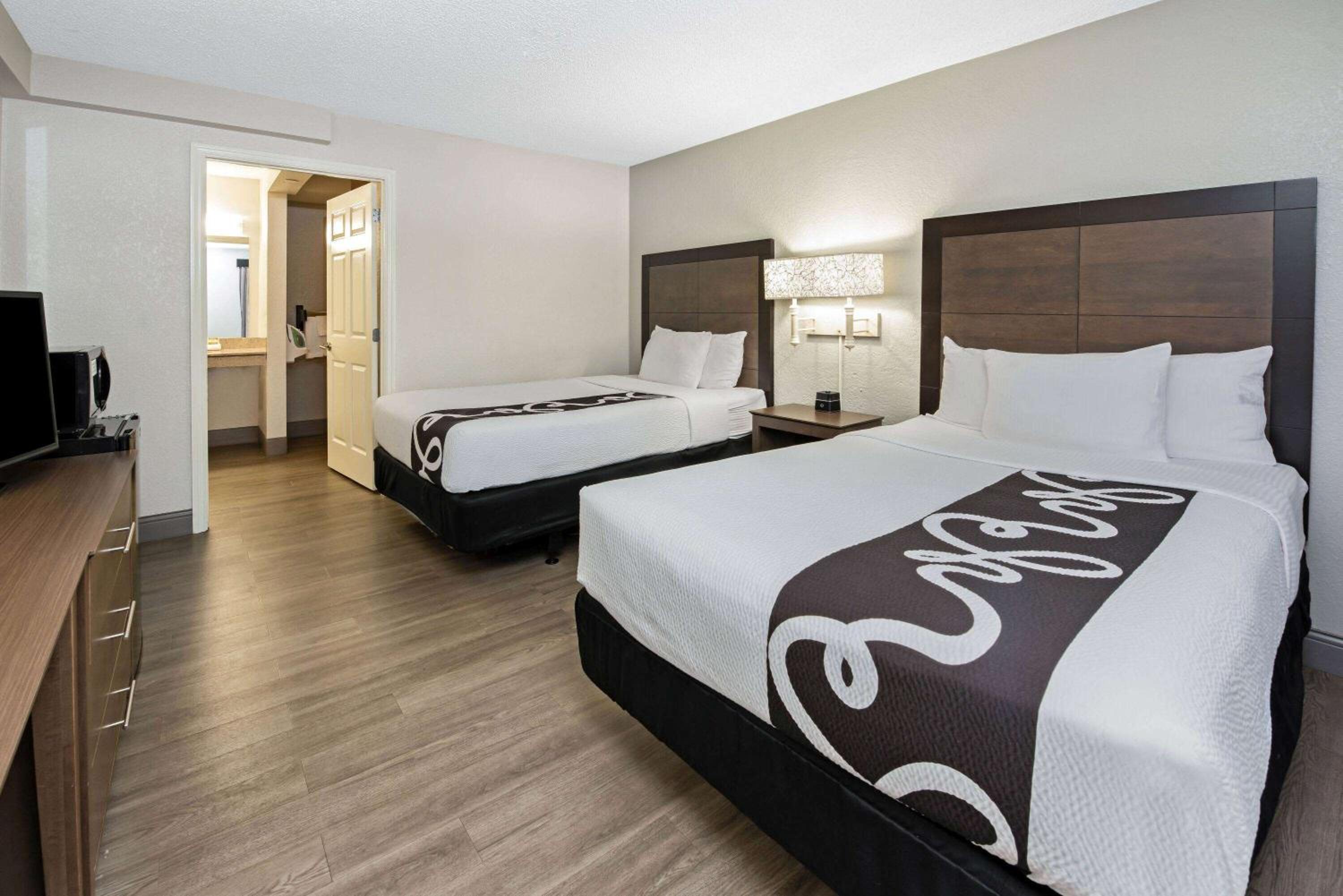 Double Room With Two Double Beds And Bath Tub - Mobility Accessible/Non-Smoking photo 3