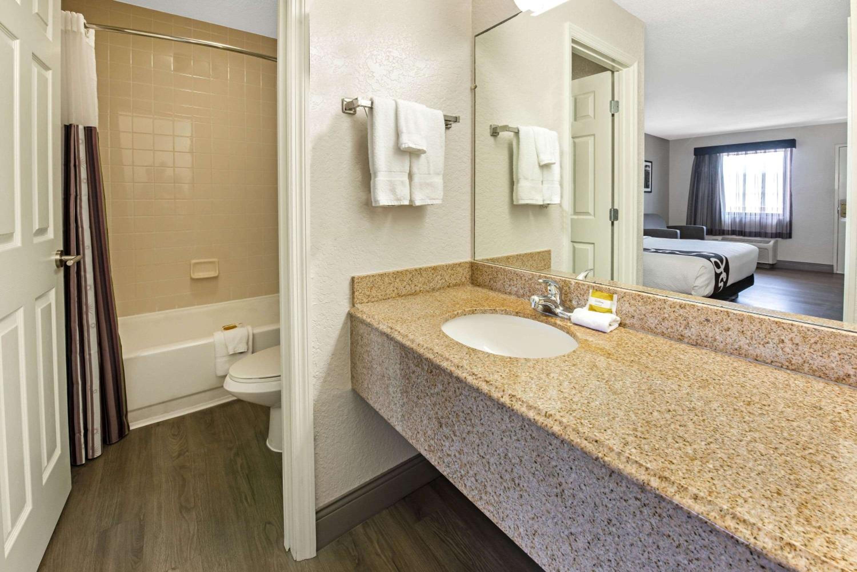 Deluxe King Room - Non-Smoking photo 2
