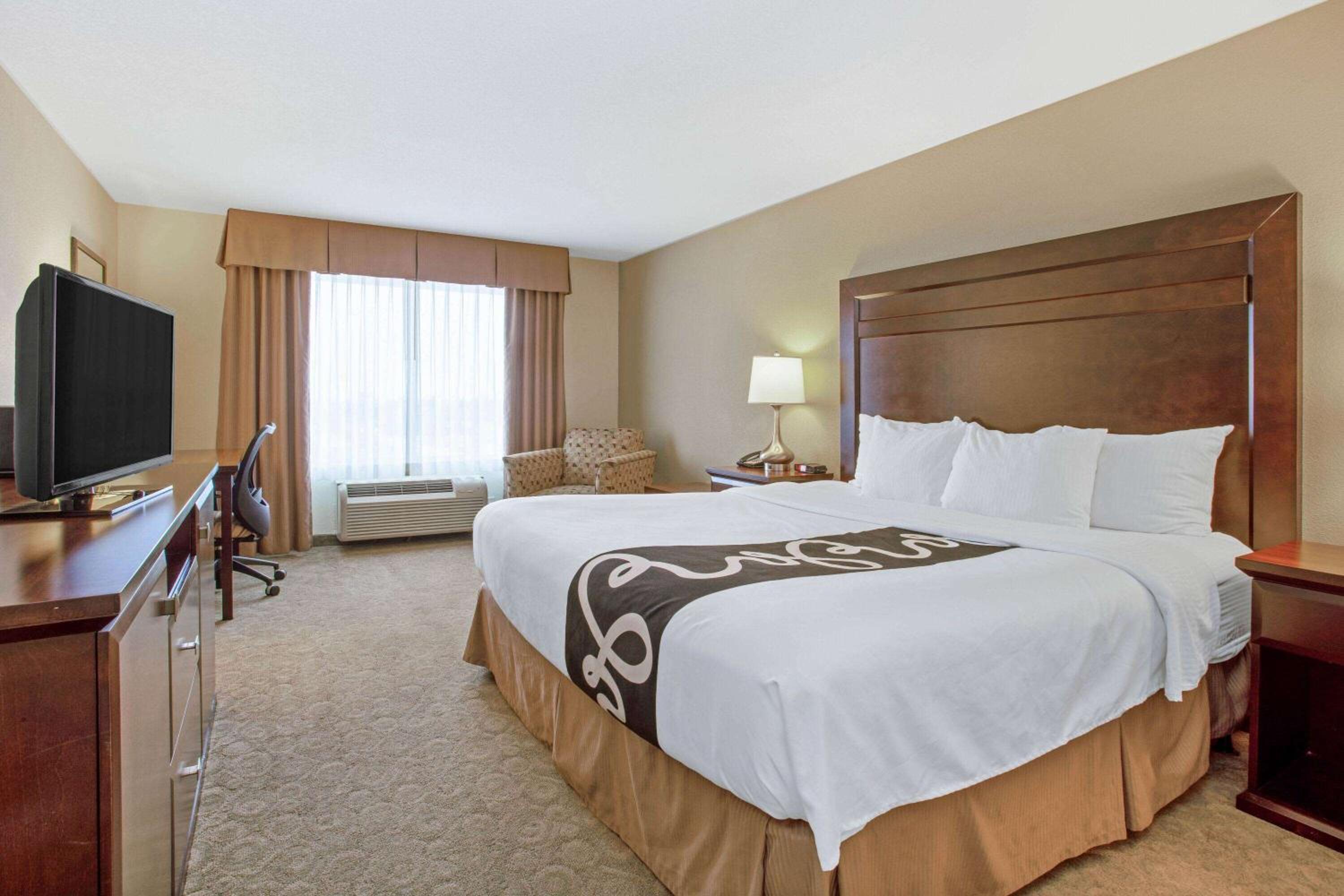 Deluxe King Room - Photo 4