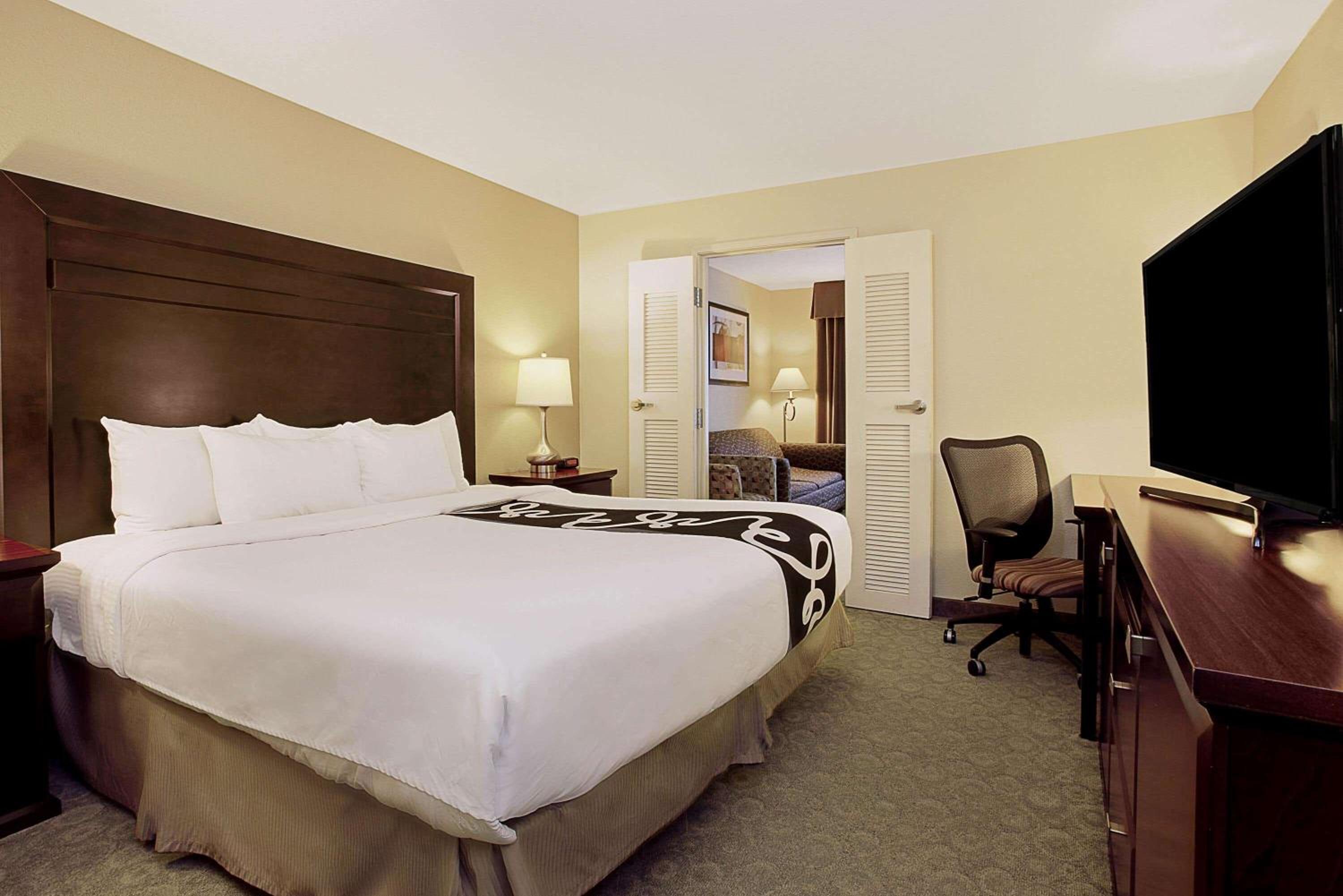 One Bedroom Deluxe King Executive Suite - Non-Smoking - Photo 1