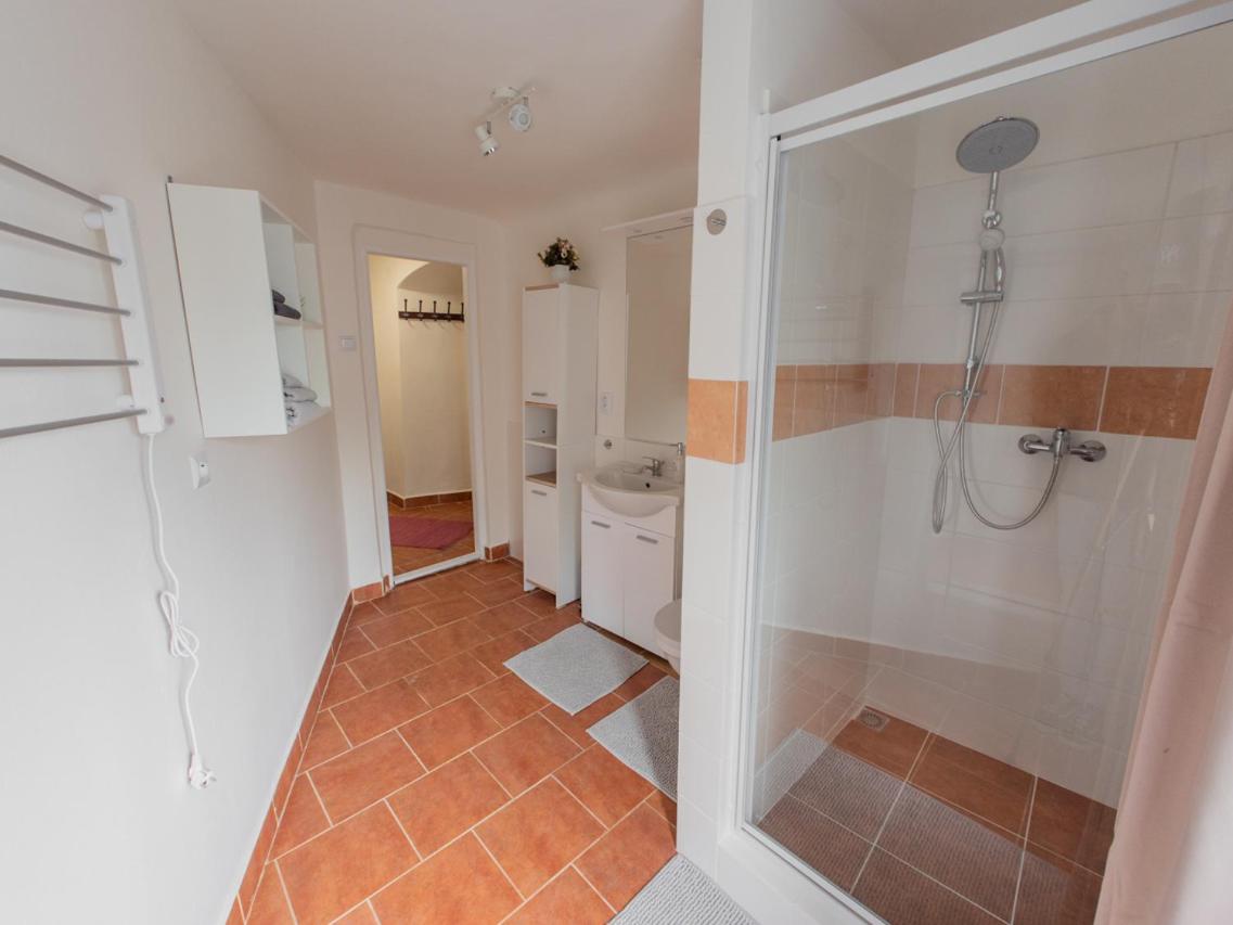 Large Double Room - Photo 3