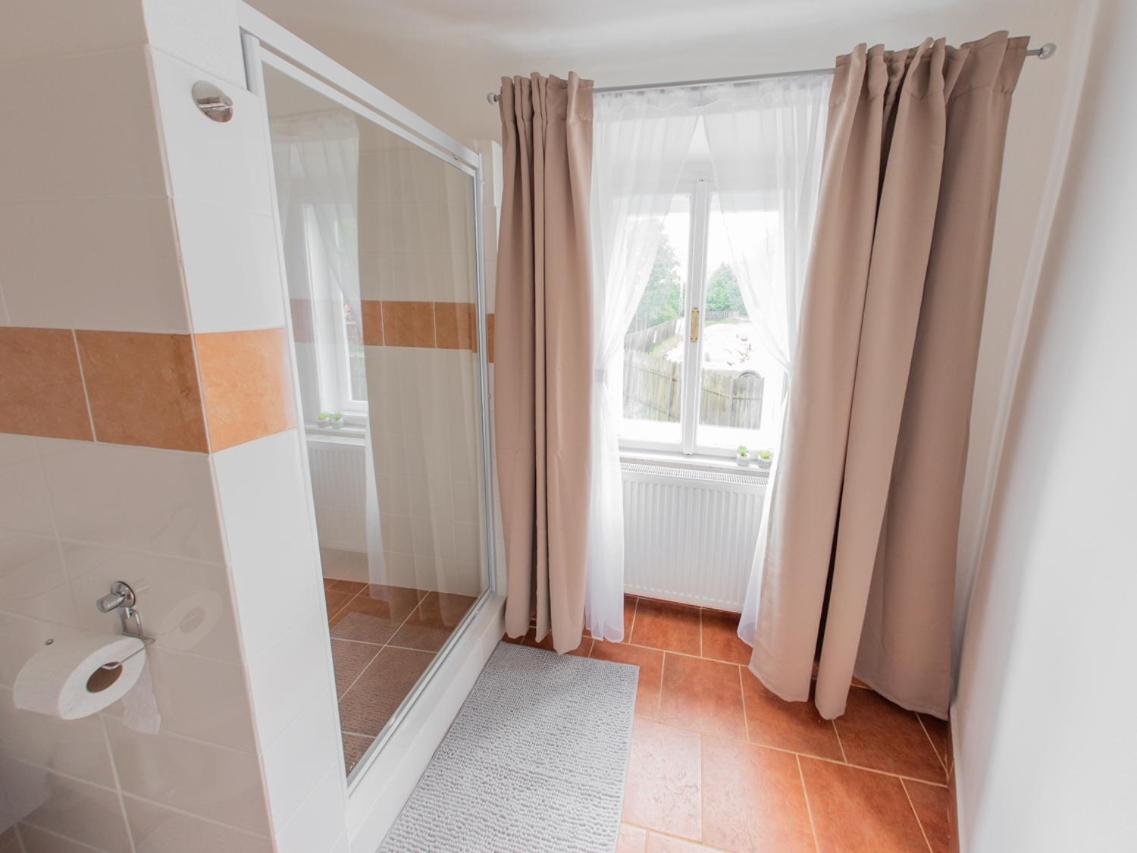 Large Double Room - Photo 4